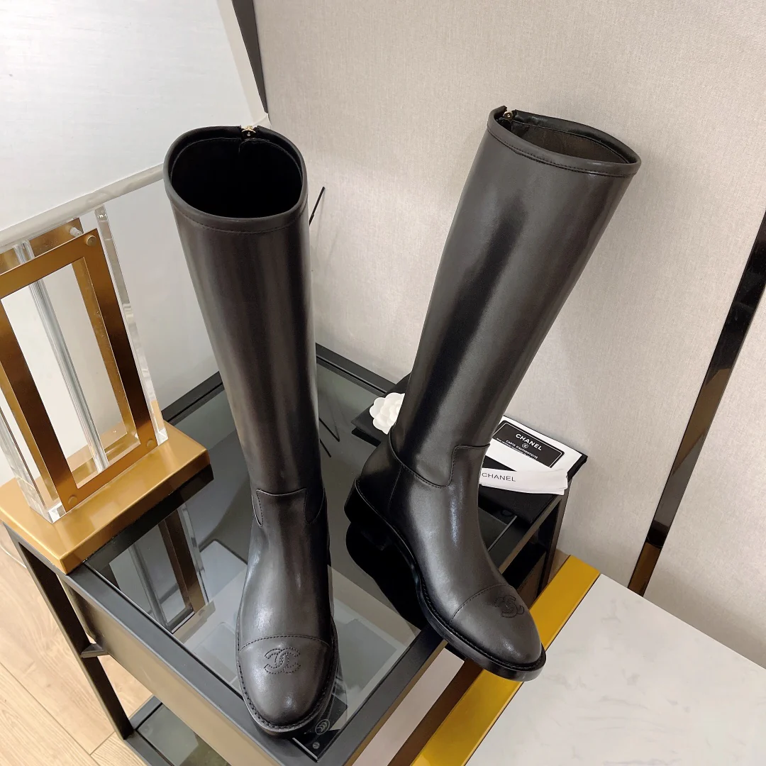 Ботинки Chanel с подиума 2022 года - черные.