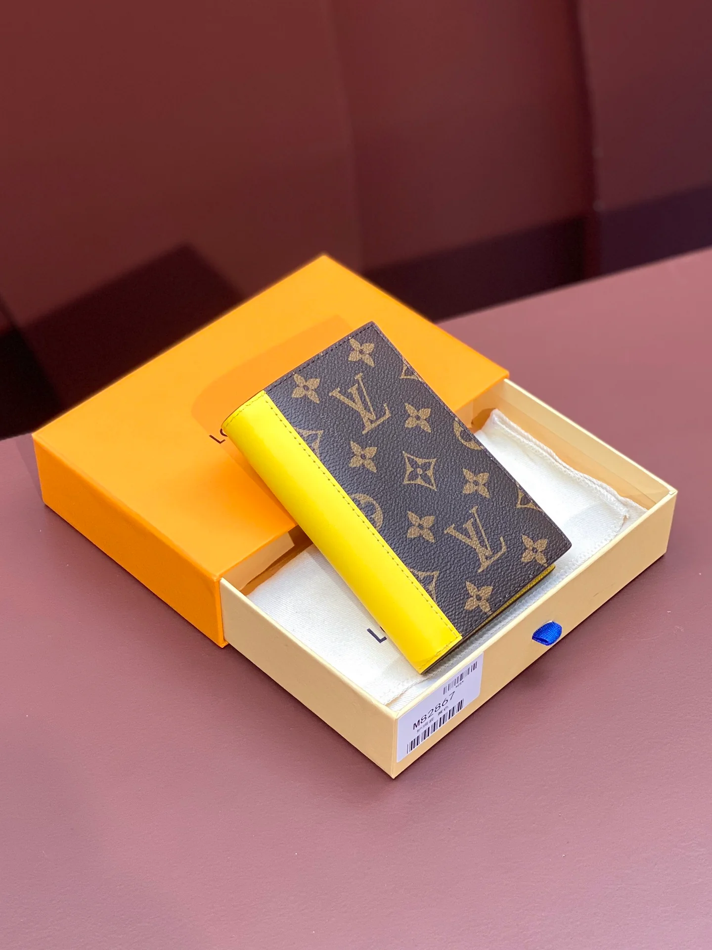 LV-m82867-Обложка для паспорта-Желтая