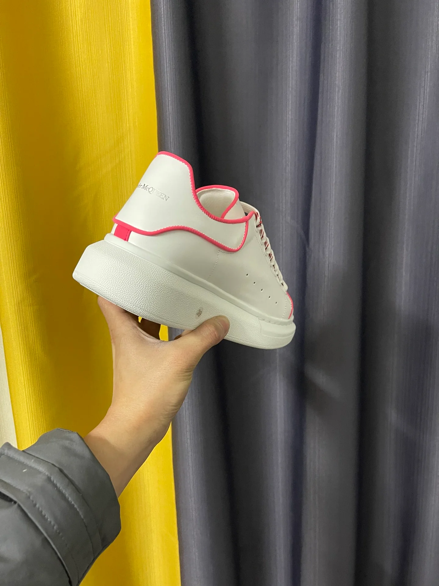 Классические белые кроссовки McQueen - унисекс - светоотражающие, розово-красные (3M).