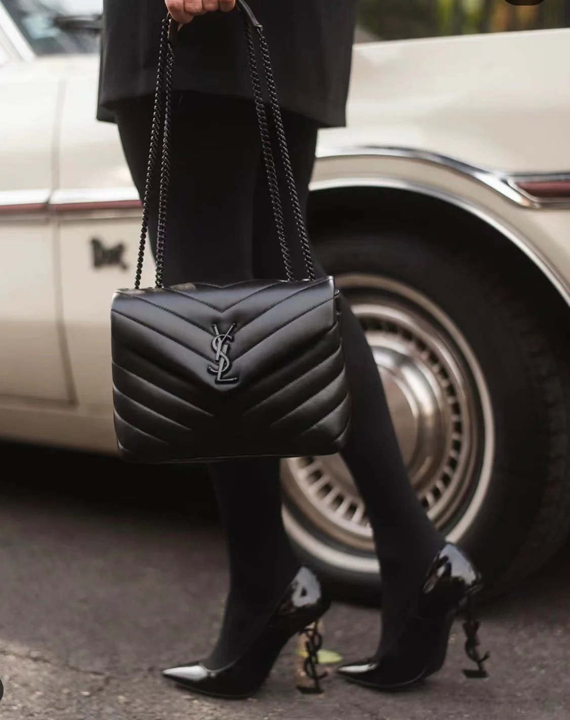 Сумка через плечо YSL Louou 23 см из стеганой телячьей кожи — черная с черной цепочкой.