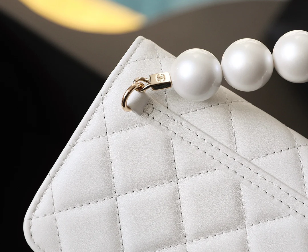 Маленькая сумочка Chanel с жемчужной цепочкой