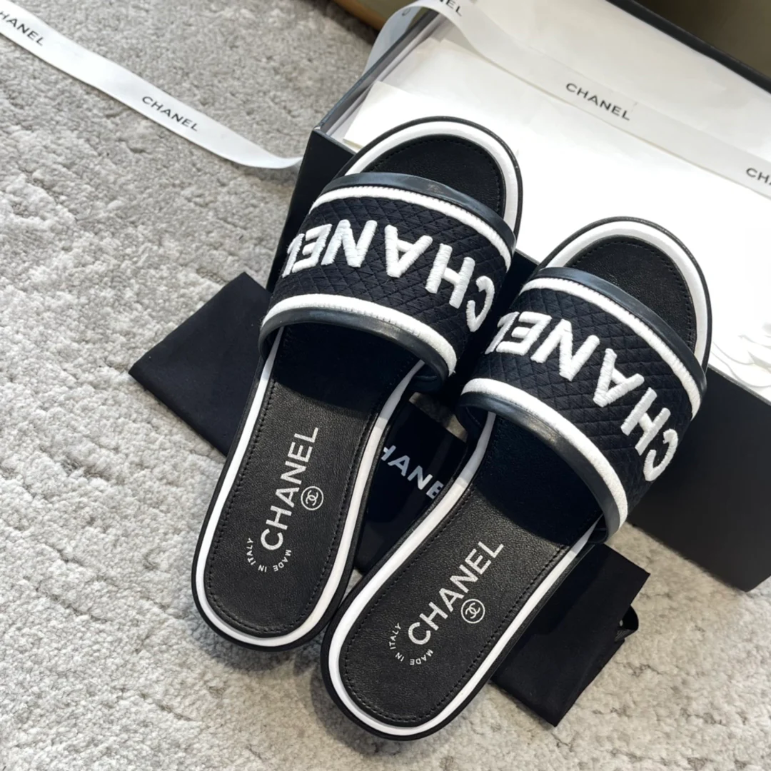 Новинка сезона весна/лето 2023 от Chanel - Плетеные тапочки - Белые