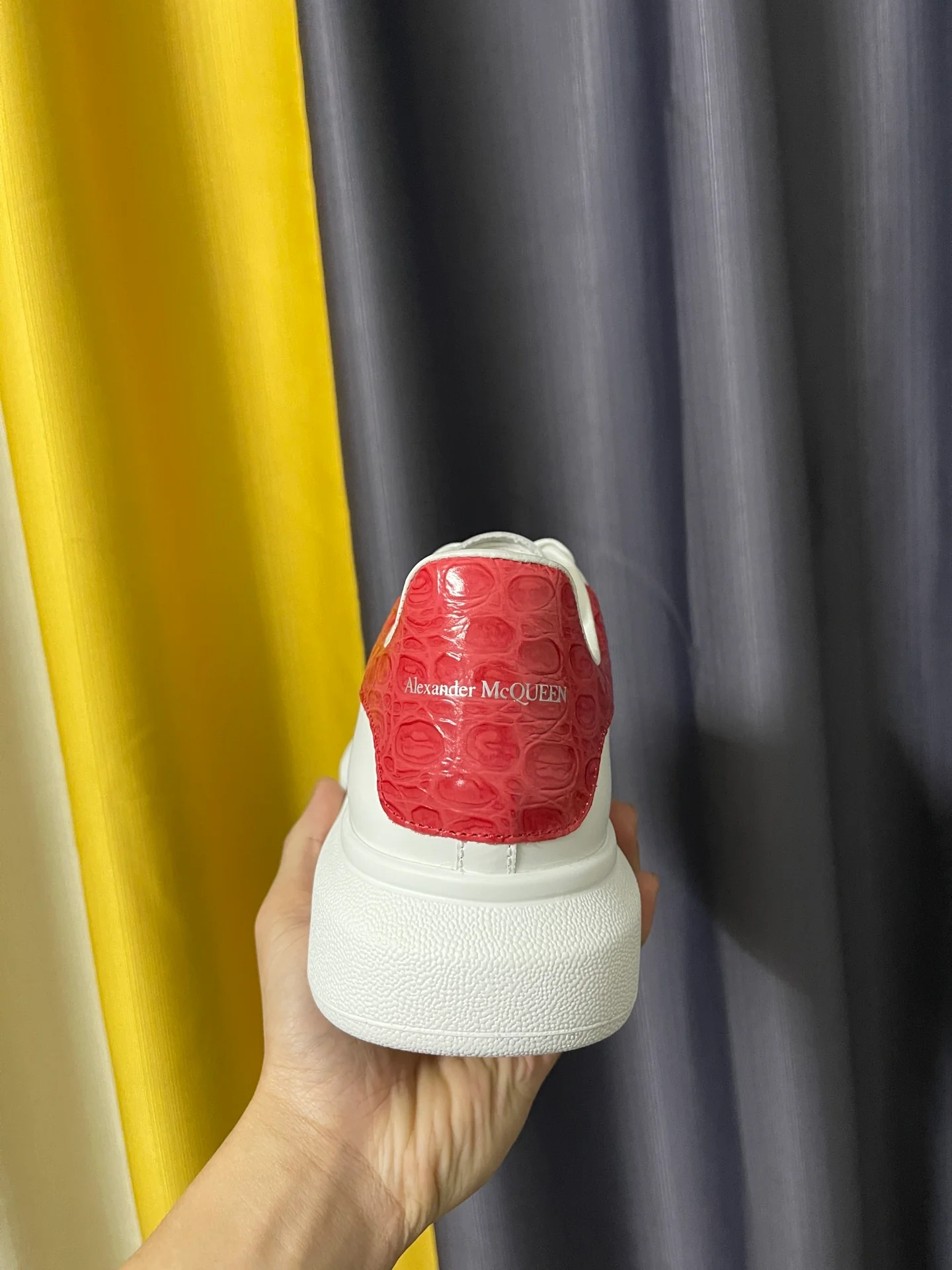 Классические белые кроссовки McQueen - унисекс - каблук с красной крокодиловой полосой