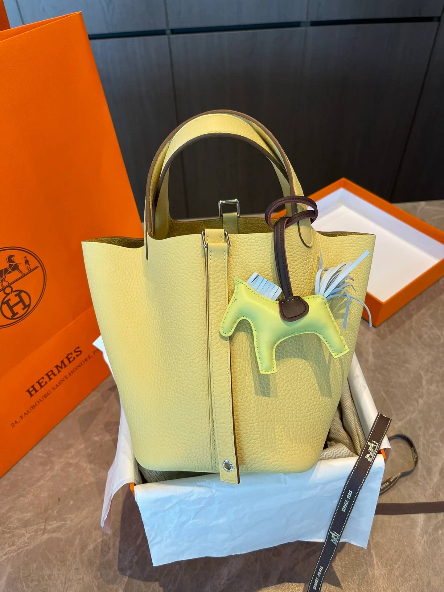 Серебряная пряжка Hermes Picotin 18tc с рисунком ?куриный желток?