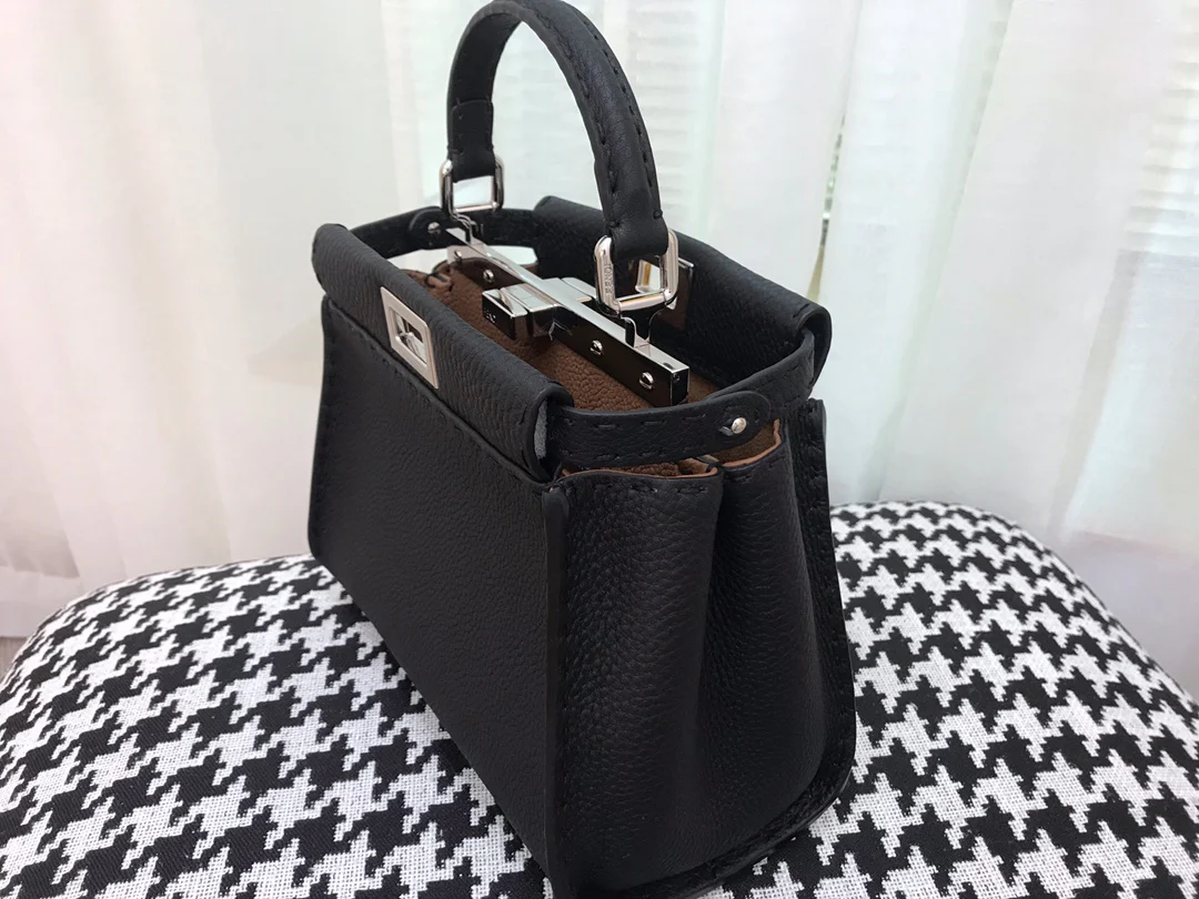 Мини-сумочка Fendi Peekaboo из черной кожи