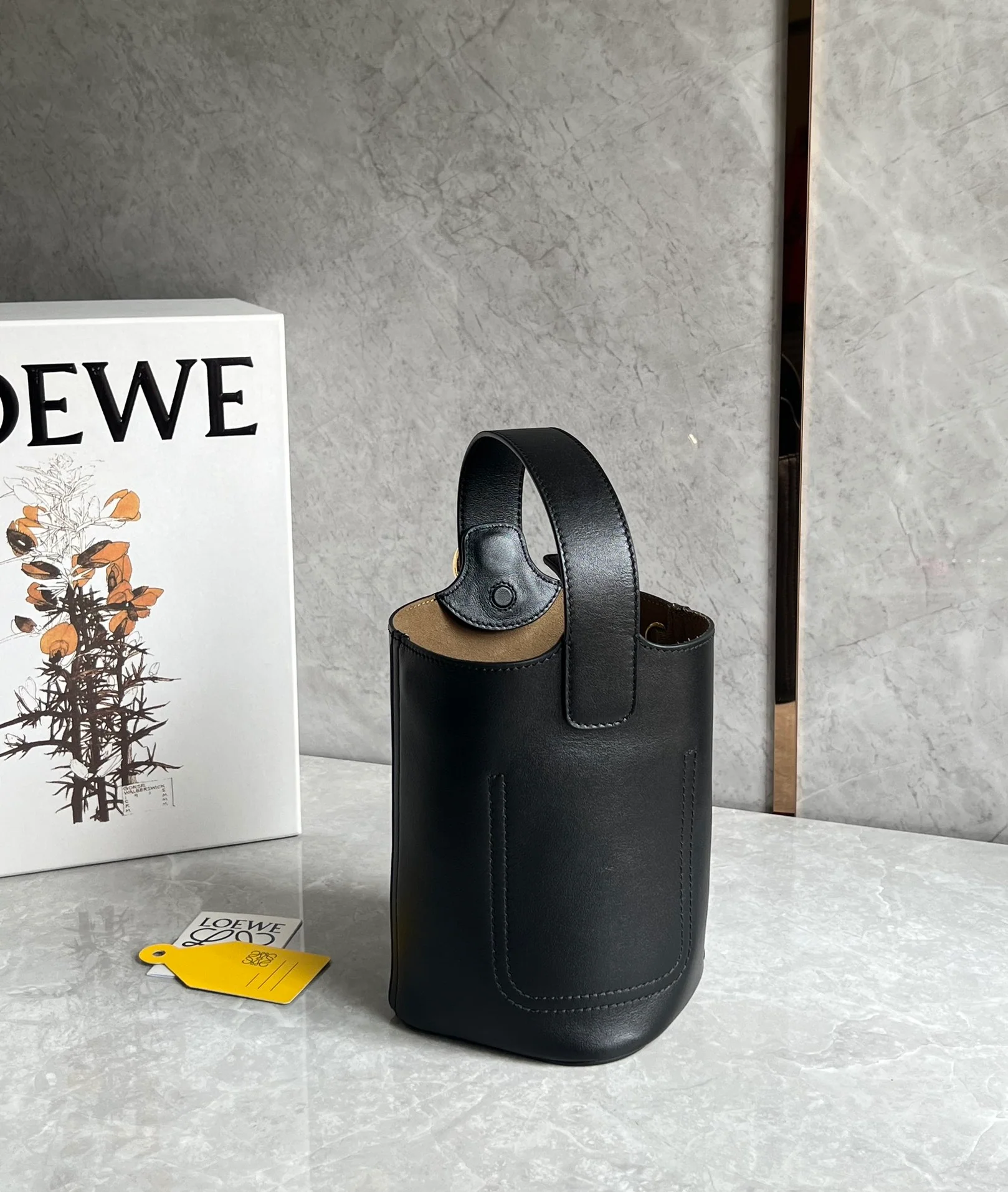 Сумка-ведро Loewe Pebble Bucket Mini Bucket Bag - черная