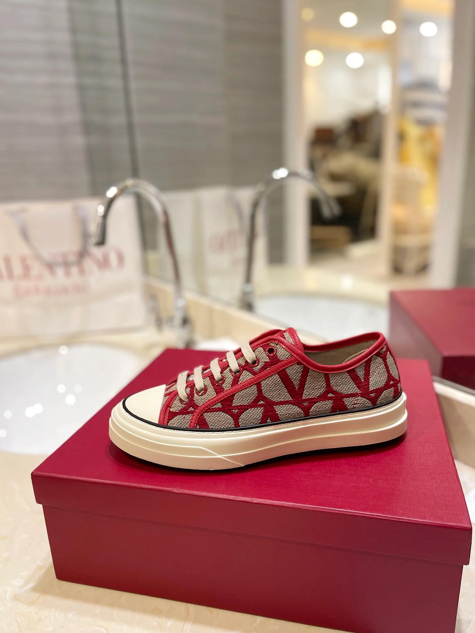 Низкие парусиновые кеды Valentino, повседневная обувь унисекс - красные