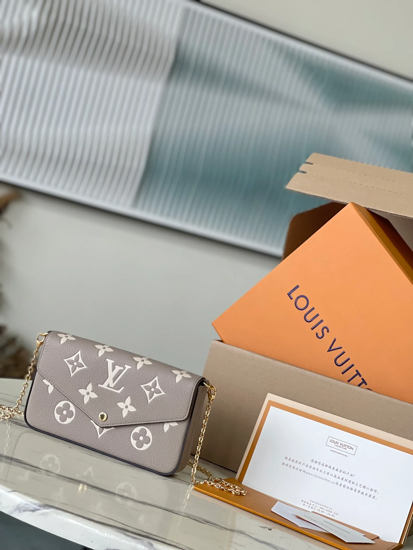 m69977-LV-pochette-felicie-empreinte сумка через плечо с тиснением, абрикосового цвета