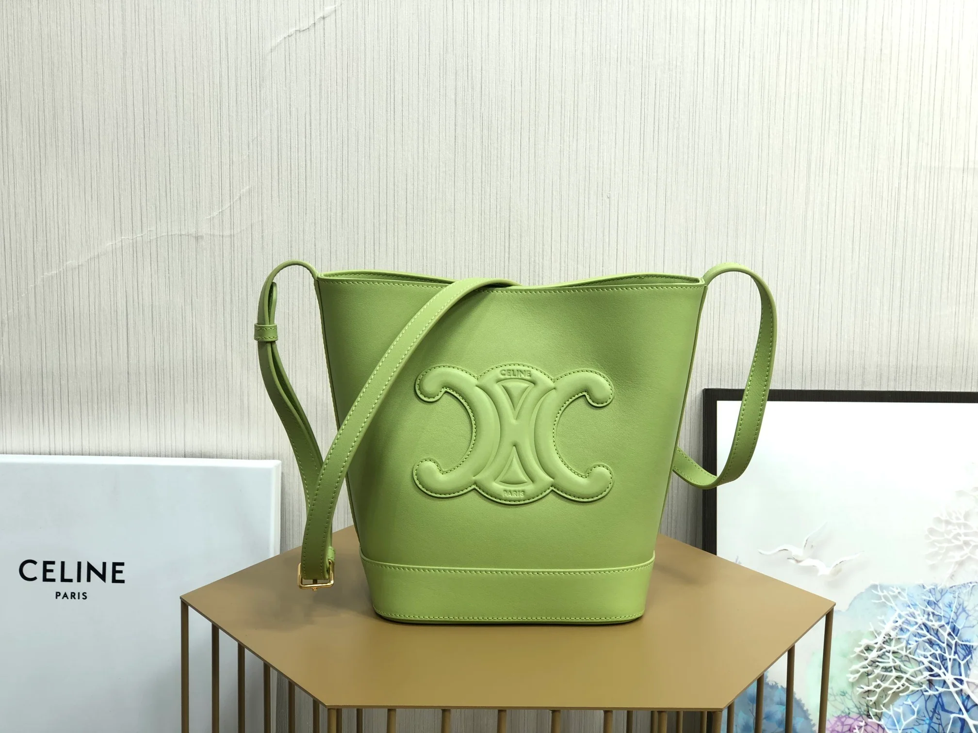 Новинка сезона весна/лето 2022 от Celine - Маленькая сумка-ведро из гладкой кожи Cuir Triomphe.