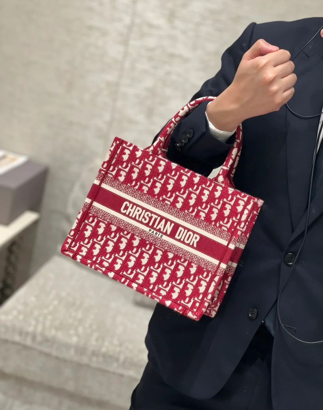 Сумка Dior Book Tote, маленький размер 36,5 см, красная канва Monogram - на фото одежда.