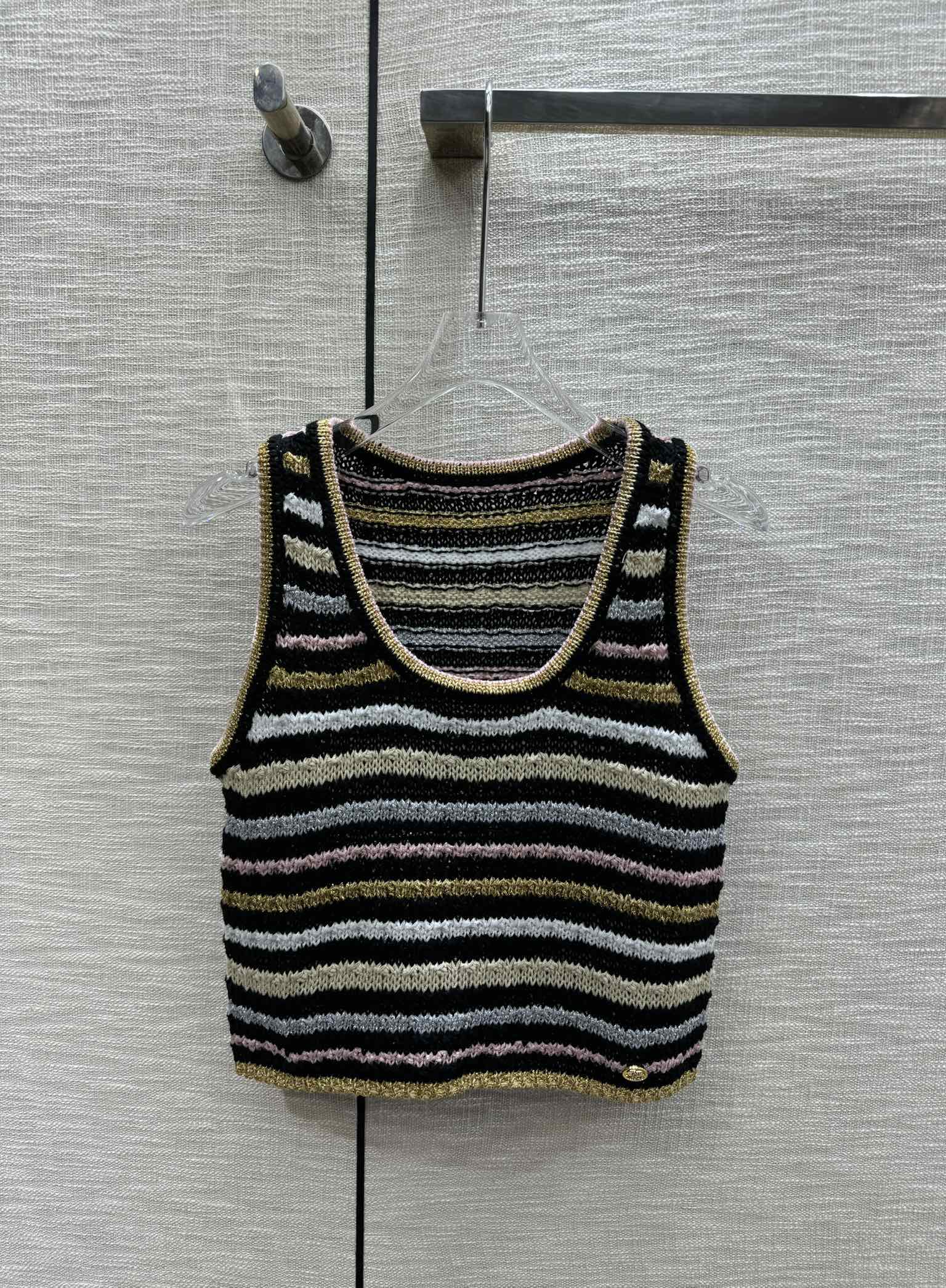 Chanel - 2403-24 Новейшая трикотажная майка в яркую полоску для ранней весны