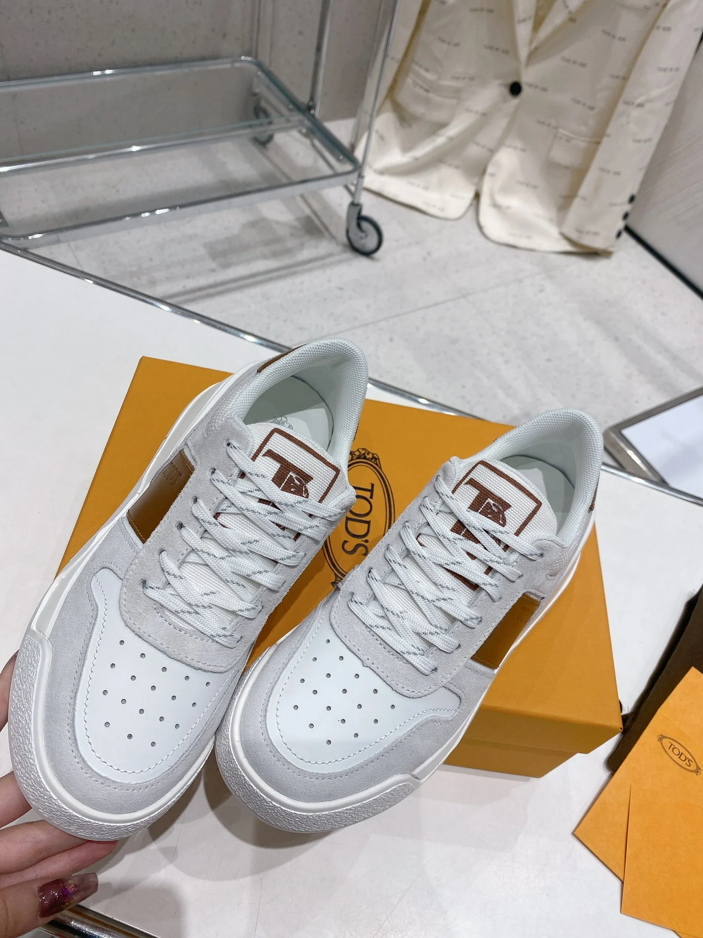 Весенняя коллекция Tods 2023 — Повседневная обувь — Парная модель — Коричневая отделка