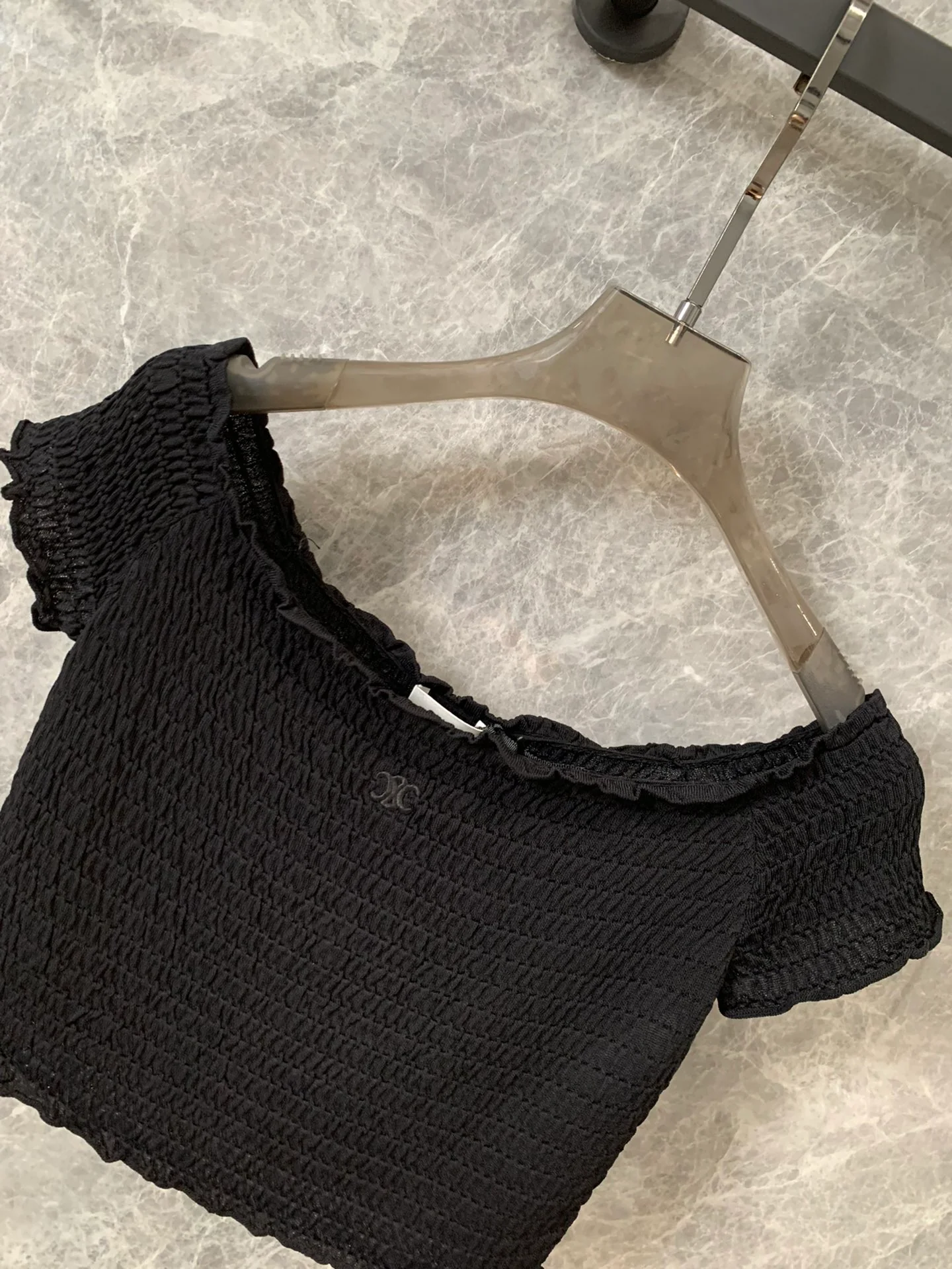 Celine - 2404 - 24ss Весна/Лето Новинка: Укороченный топ с плиссировкой и открытыми плечами