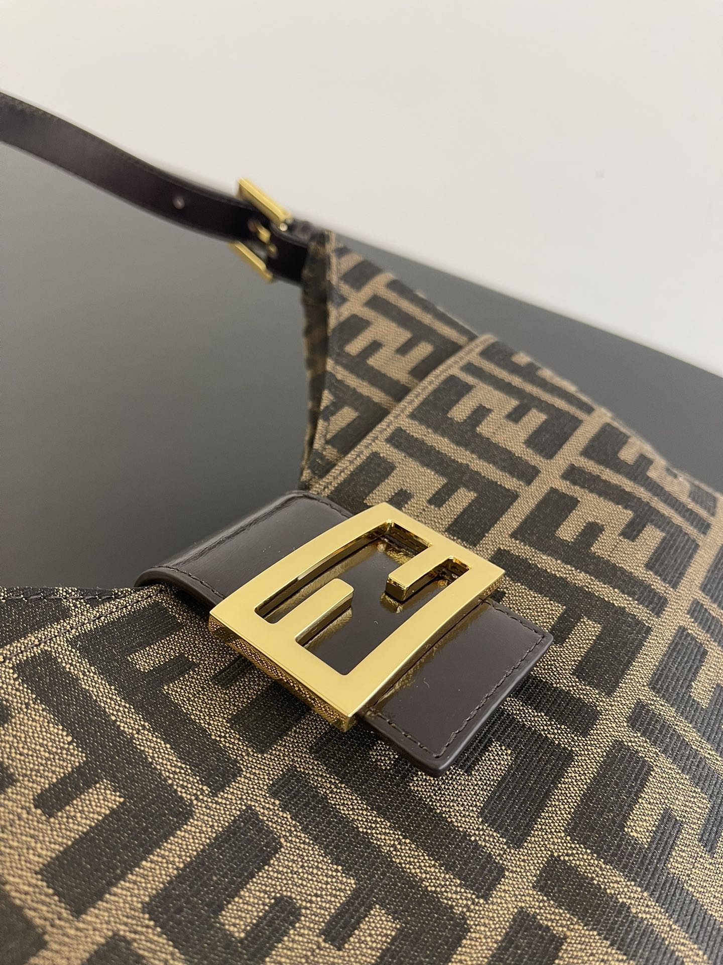 Винтажная сумка Fendi Monogram с золотой пряжкой через плечо
