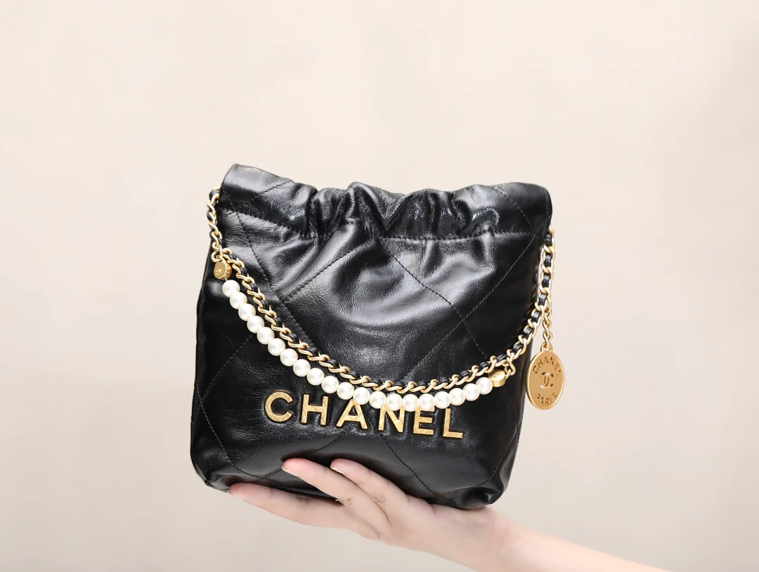 Новинка сезона весна/лето 2023 от Chanel - сумка 22 - мини - черный жемчуг - фото в действии