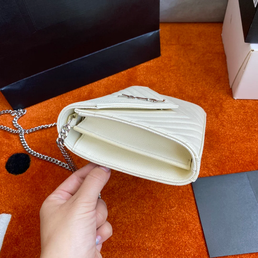 Кошелек-конверт YSL с монограммой из икры — белый с серебристой фурнитурой.