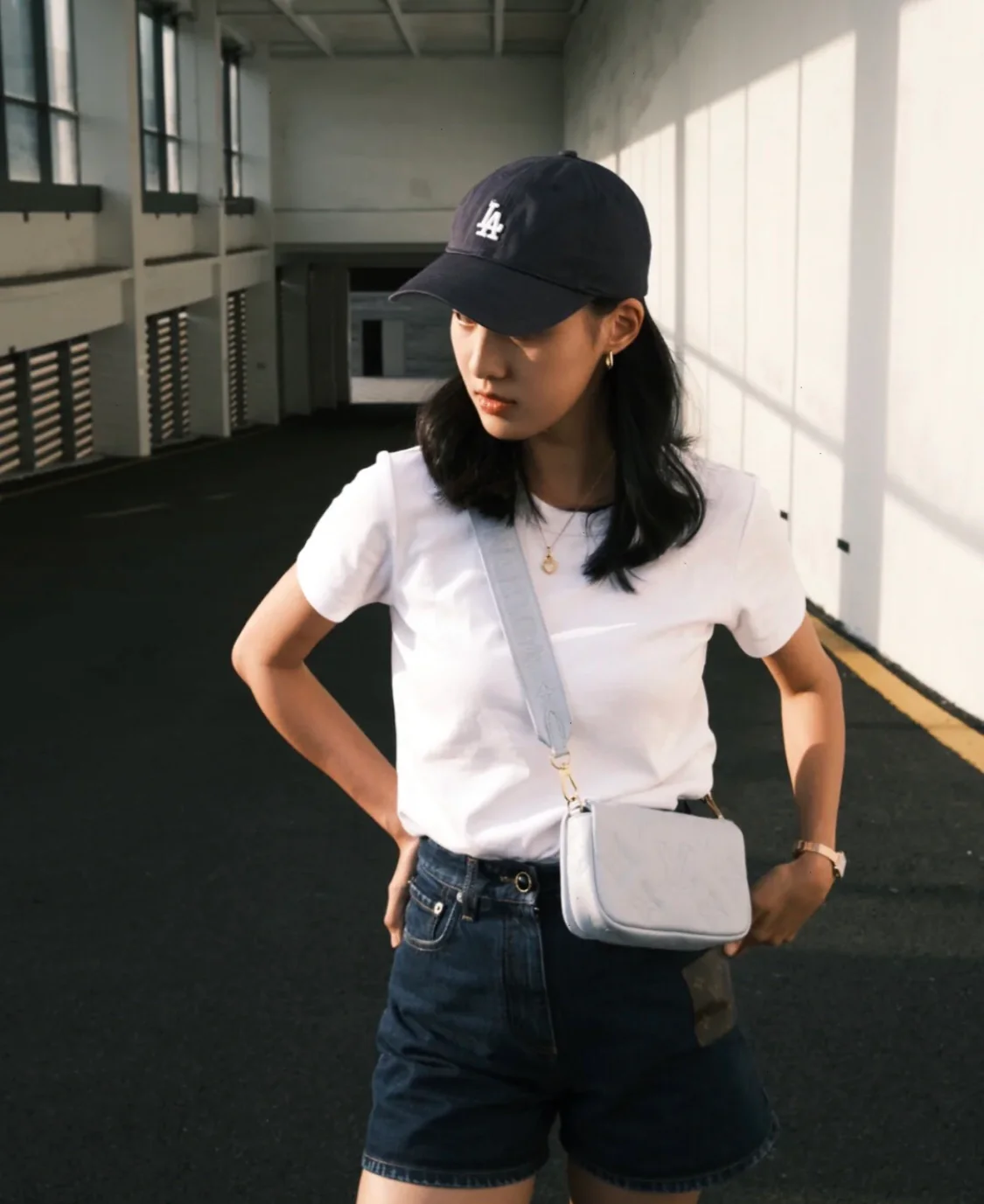 m81399-LV-кошелек-на-ремне-сумочка-цепочка-белая-на-корпусе фото