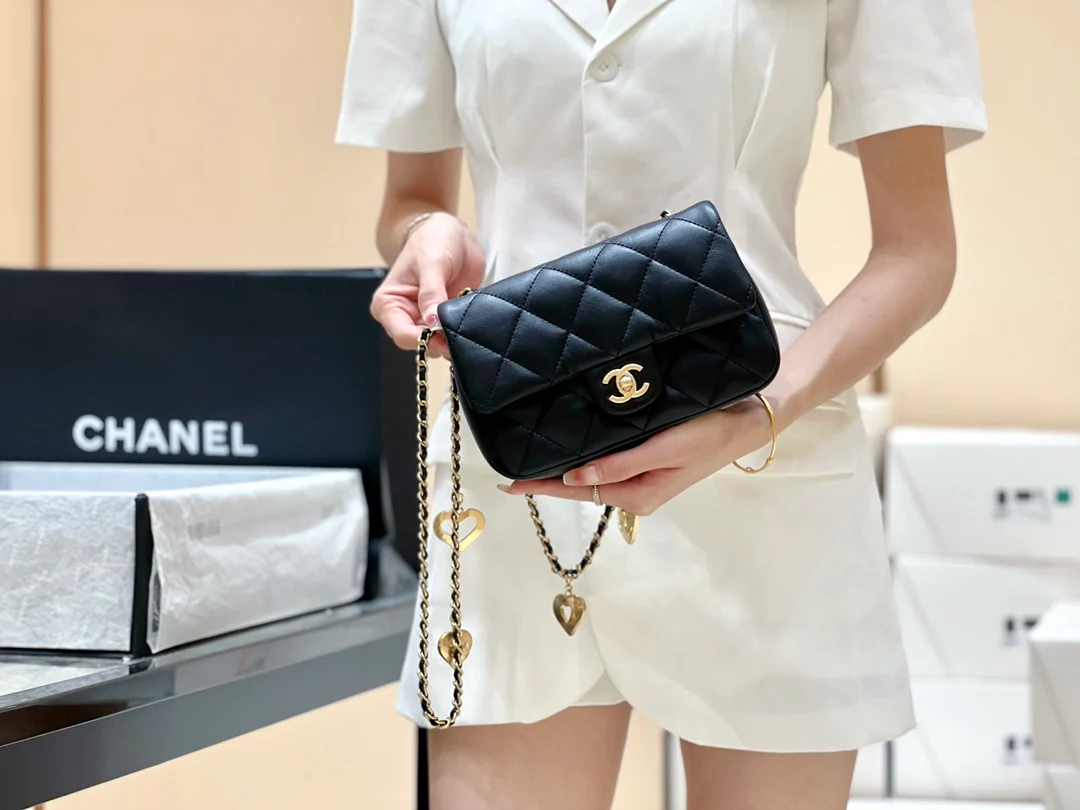 Новинка сезона осень/зима 2022 от Chanel - Сумка с подвеской в ??виде сердца на цепочке - Лимитированная серия - Черная