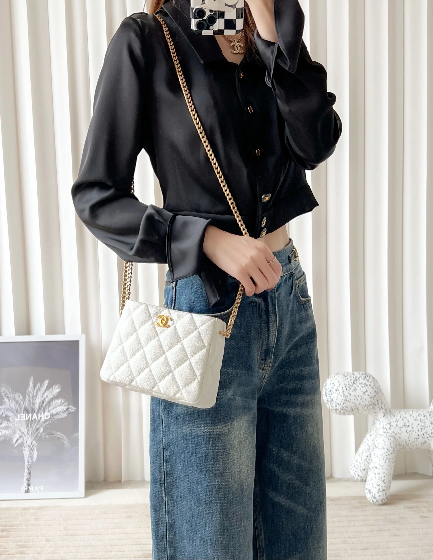 Новинка коллекции Chanel Весна/Лето 2023 - Сумка-хобо в форме сердца (маленькая) - Белая - Фотографии сумки на себе.