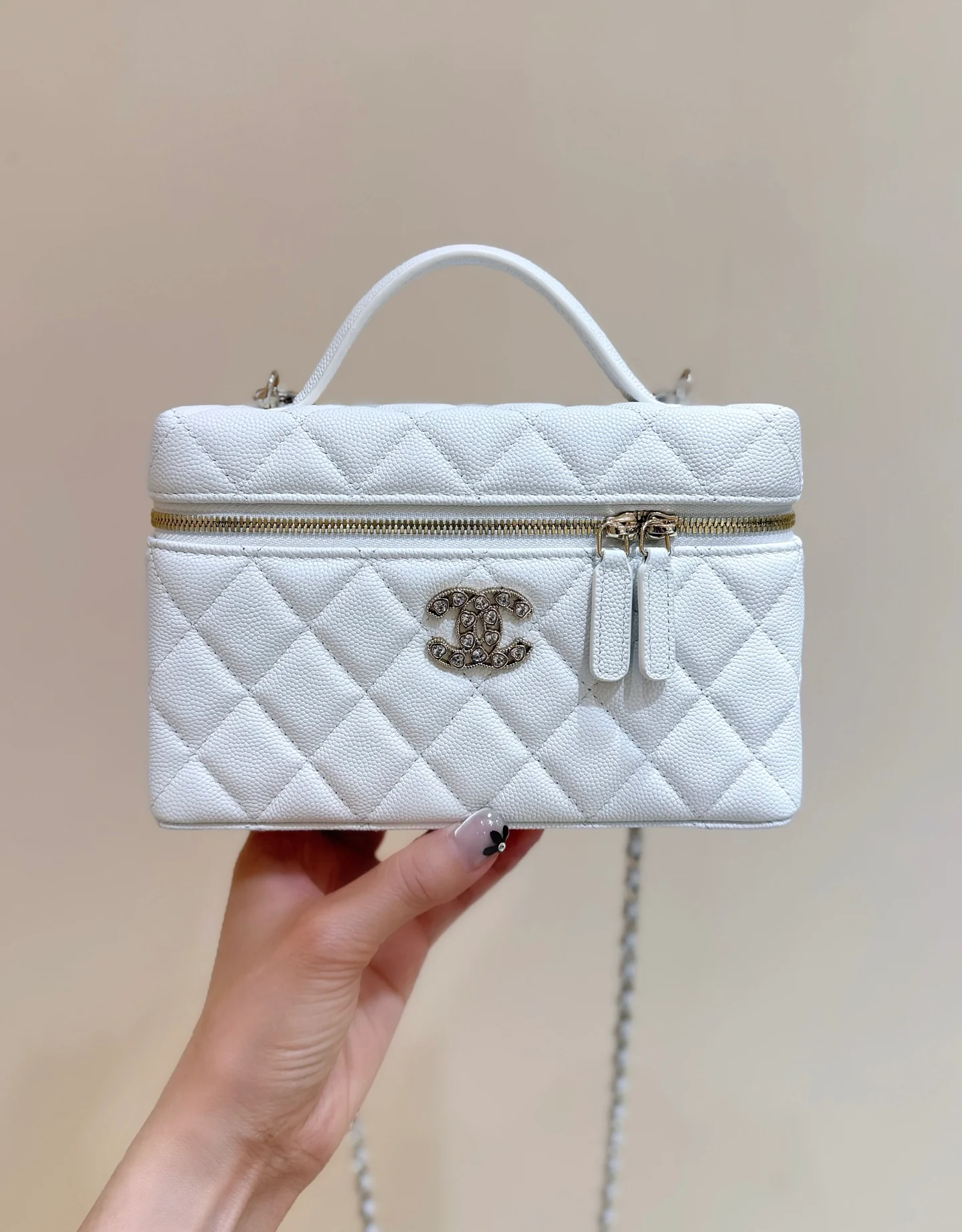 Сумка-ланчбокс Chanel 25p Limited Edition в форме сердца с бриллиантом — белая.