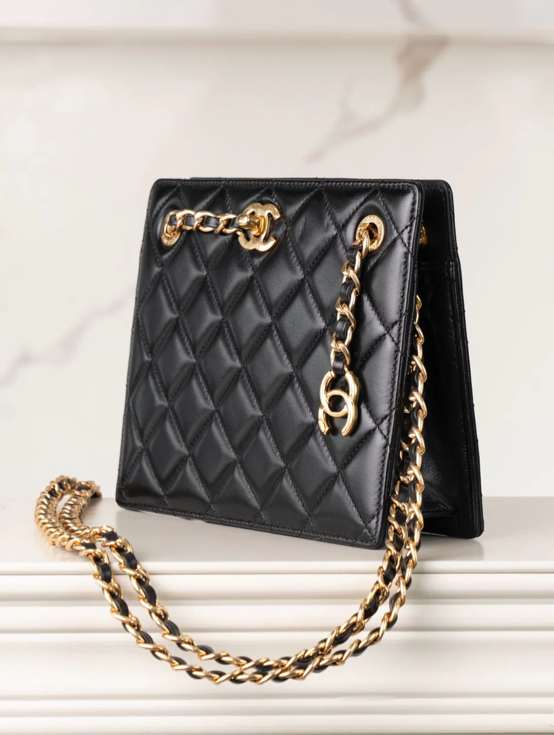 Черная квадратная сумочка на цепочке для вечерних мероприятий