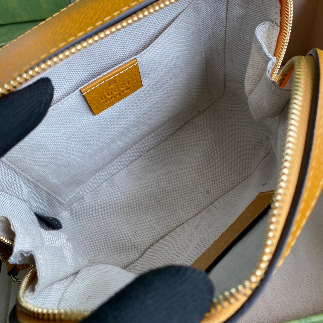 Коллаборация Gucci с плюшевым мишкой — маленькая квадратная сумка с ручкой.