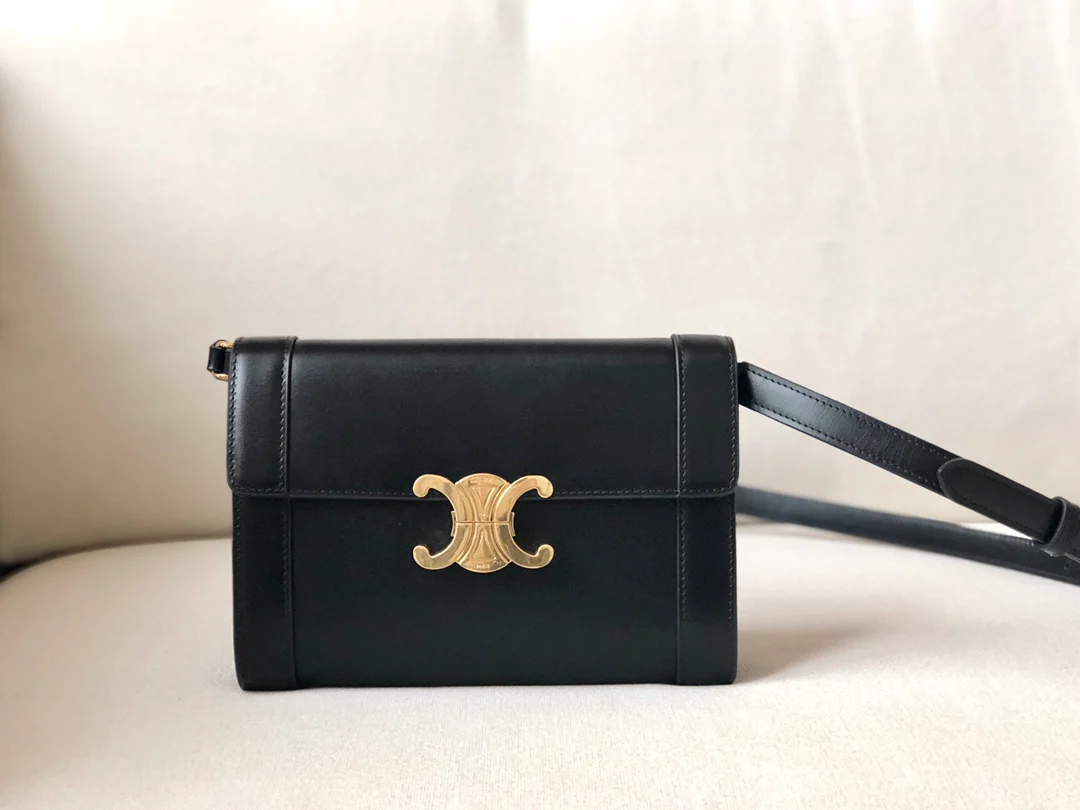 Кожаная сумка Celine Triomphe с ремешком - черная