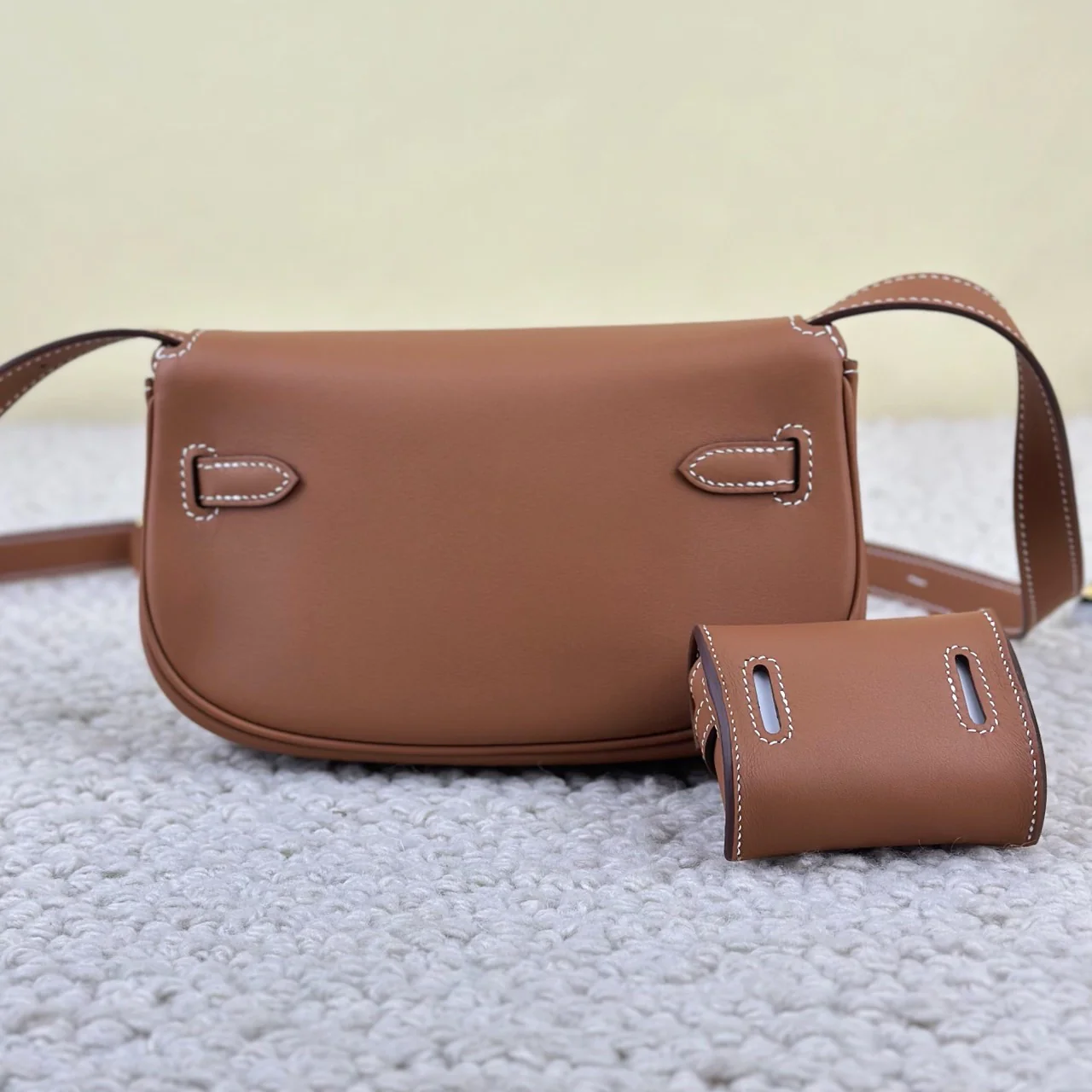 Кожа Hermes Kelly Moove Swift, золотисто-коричневая, золотая застежка.