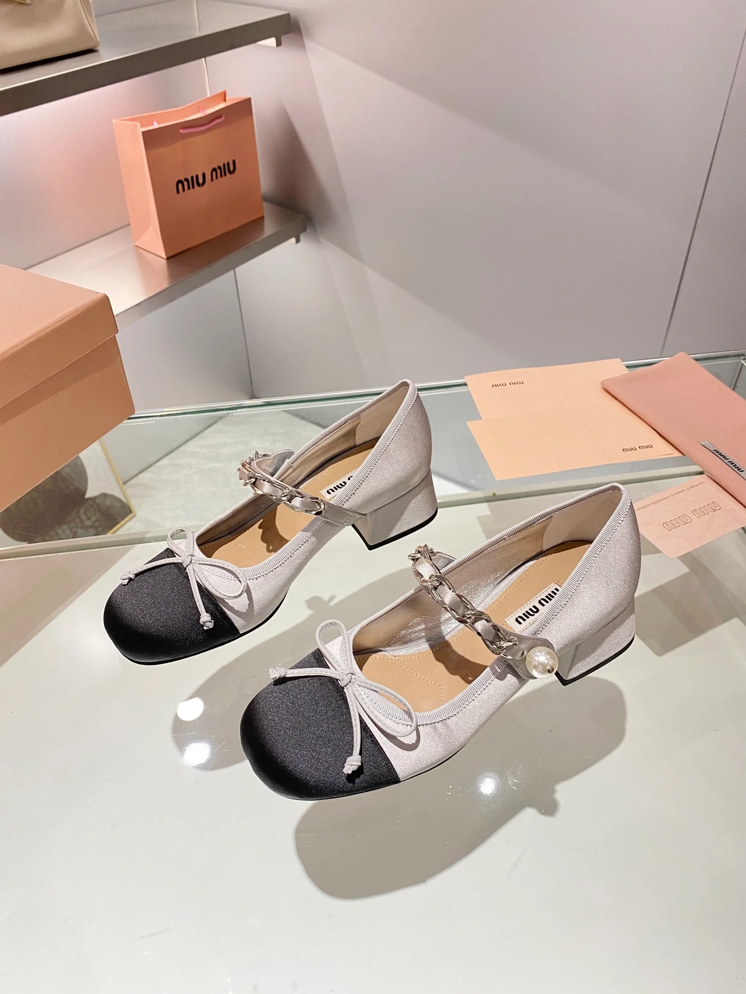 Новинки коллекции Miu Miu осень/зима 2023 - Балетки - Туфли на низком каблуке - Серебристые