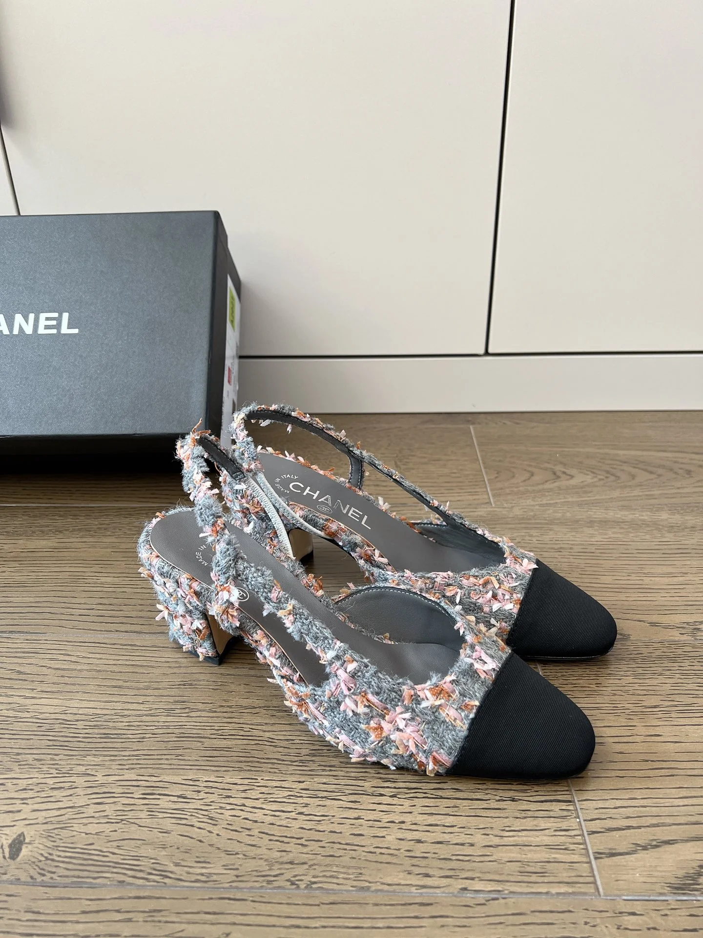 Новинка весны 2023 от Chanel - Классические балетки на среднем каблуке из твида