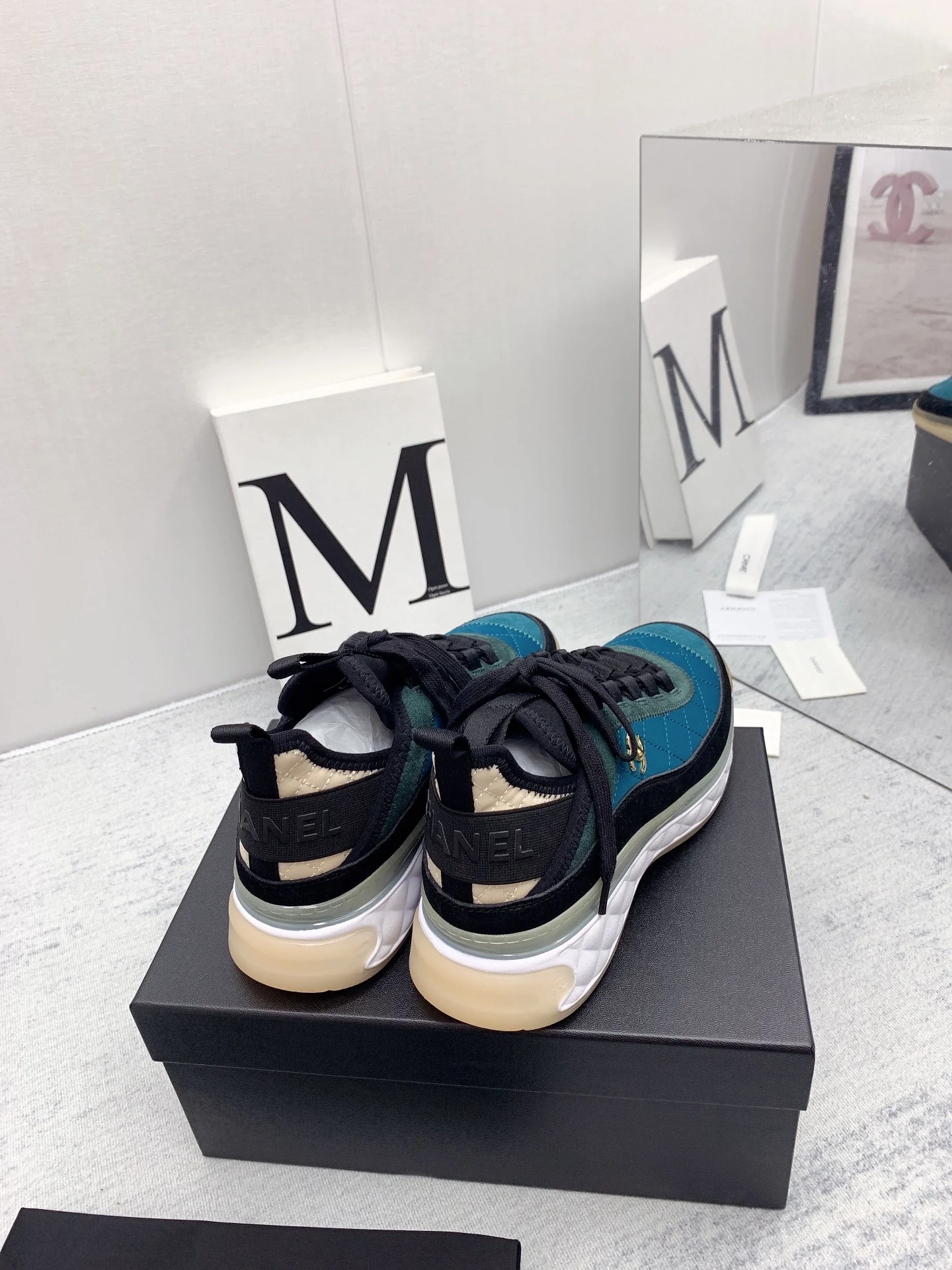 Новинка сезона осень/зима 2021 от Chanel - кроссовки с ромбовидным узором - синие.