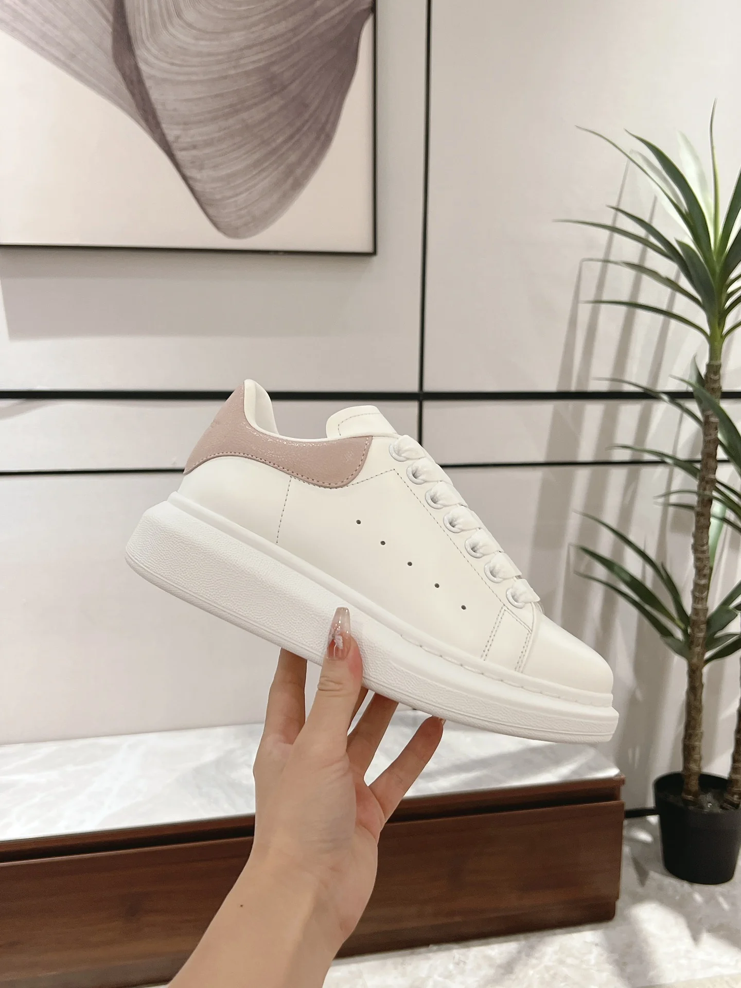 Скейтбордные кроссовки McQueen 2024 - белые