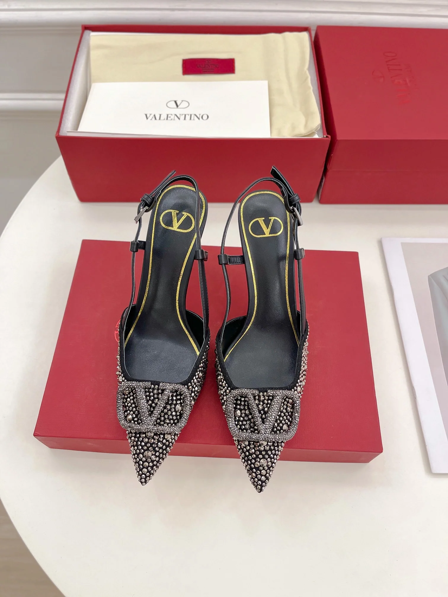 Новинка лета 2023 от Valentino - Серия Roman Stud - Сандалии со стразами - 4-5 см - Черные