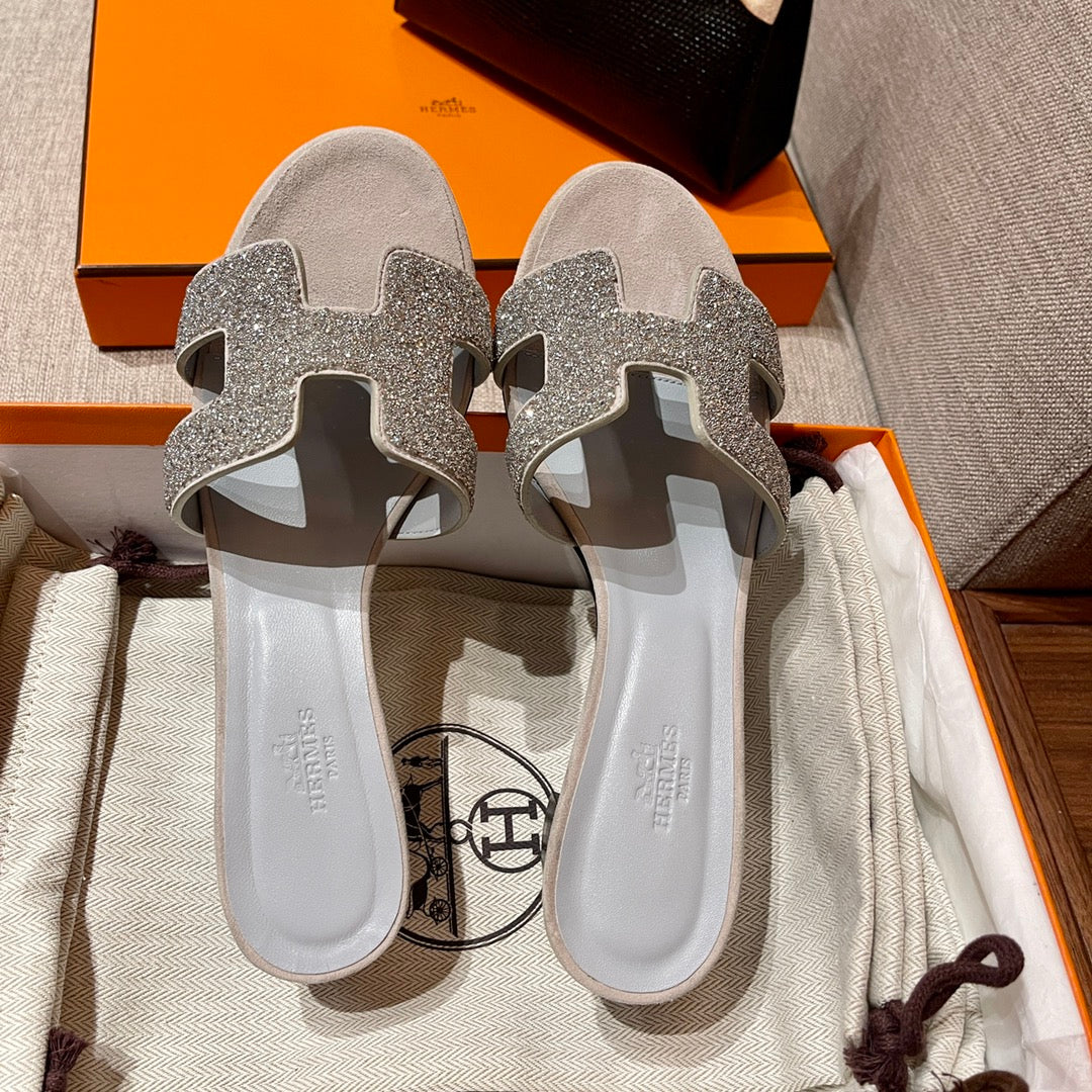 Босоножки Hermes-H на среднем каблуке с бриллиантовой гравировкой-1