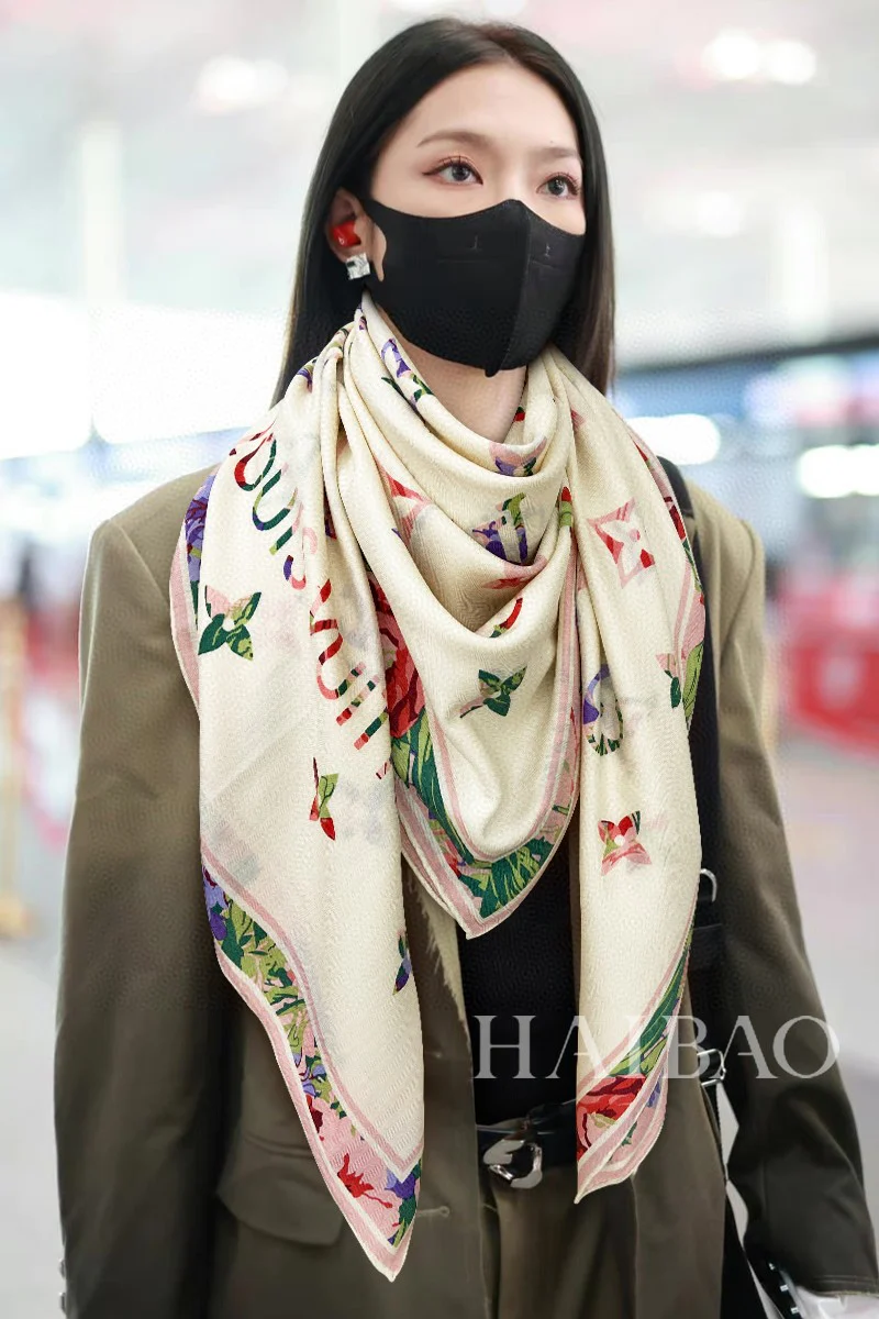 Квадратный шарф LV с цветочным монограммом - 140 см, нить Croisillon - 70 см, кашемир - 30 см, шелк - 1 см.