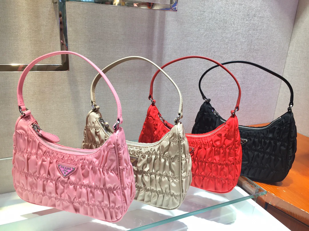 Prada 2020 Новая нейлоновая плиссированная сумка-хобо/сумка под мышку - Изображение из коллекции