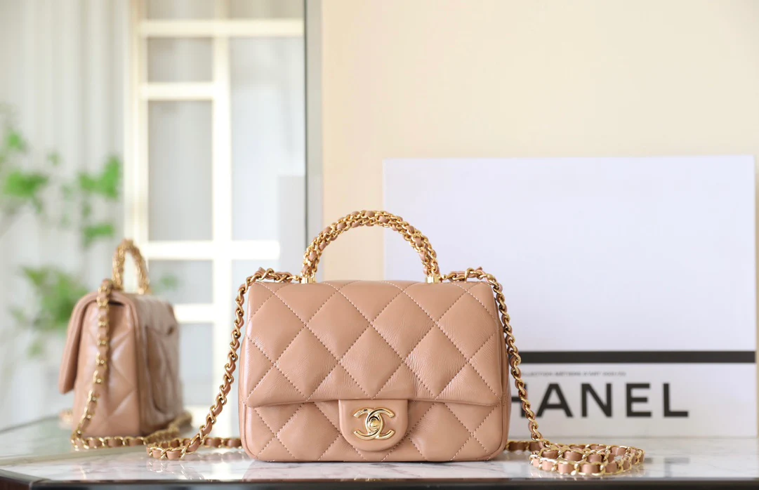 Маленькая сумочка Chanel с клапаном и завинчивающейся ручкой — цвет молочного чая.