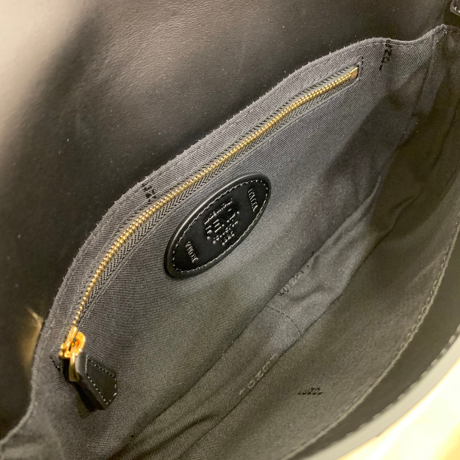 Сумка Fendi Baguette Medium из черной кожи.