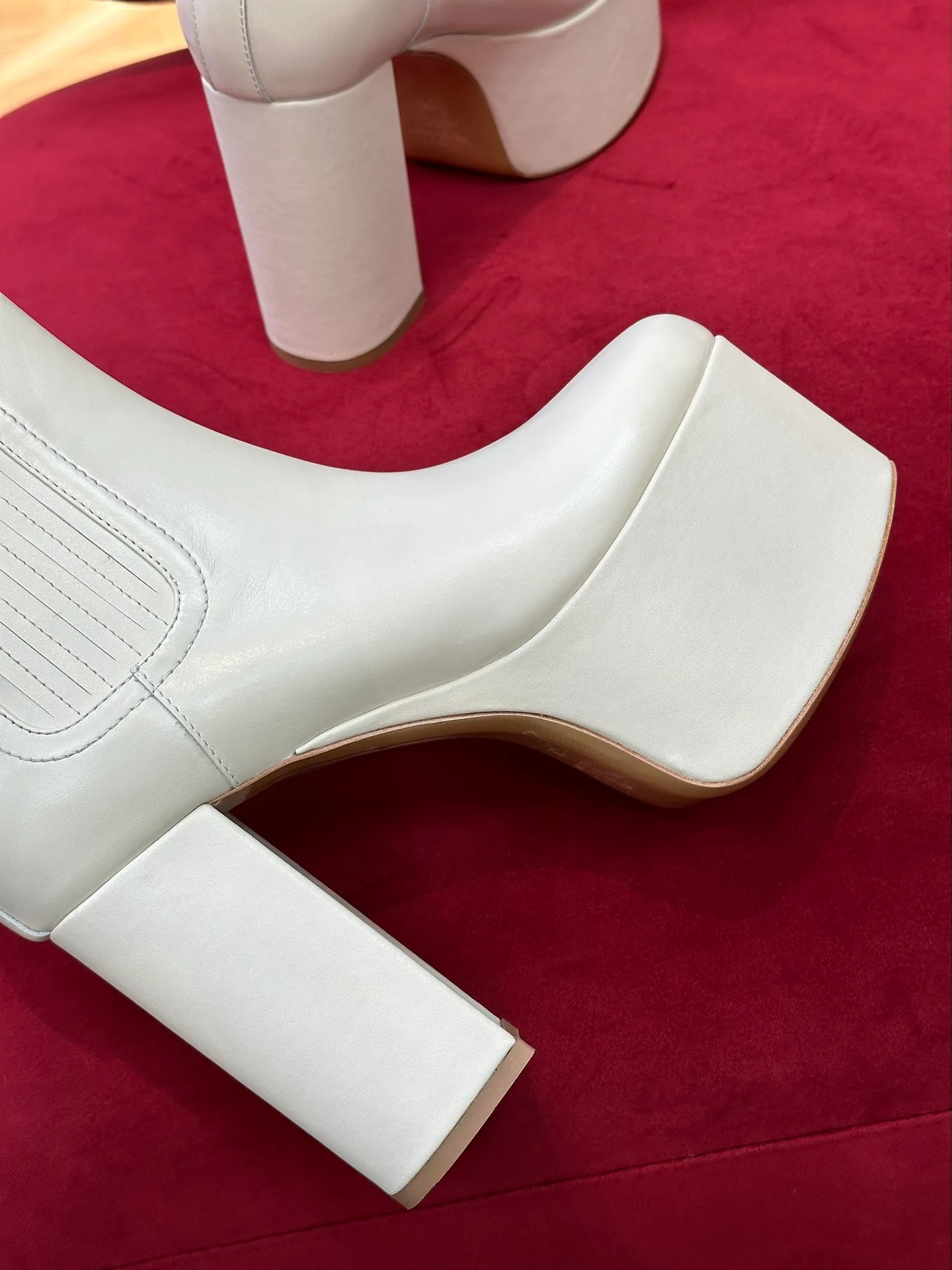 Новинка сезона осень/зима 2022 от Valentino - Ботильоны на высоком каблуке - Белые