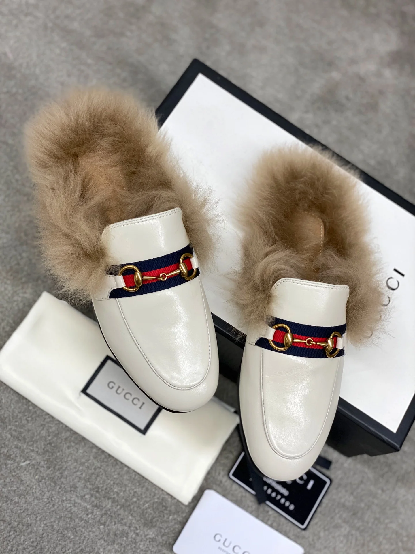 Бутик Gucci 2020 — Последние модели с подиума — Меховые тапочки — Белые с пряжкой в ??виде седла