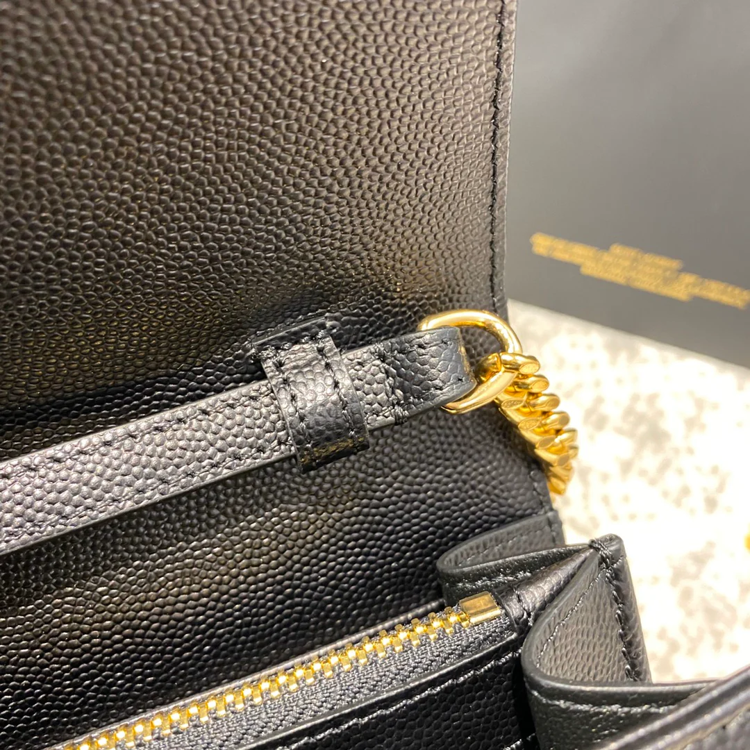 Сумка-конверт YSL с монограммой и икрой и V-образным ромбовидным узором