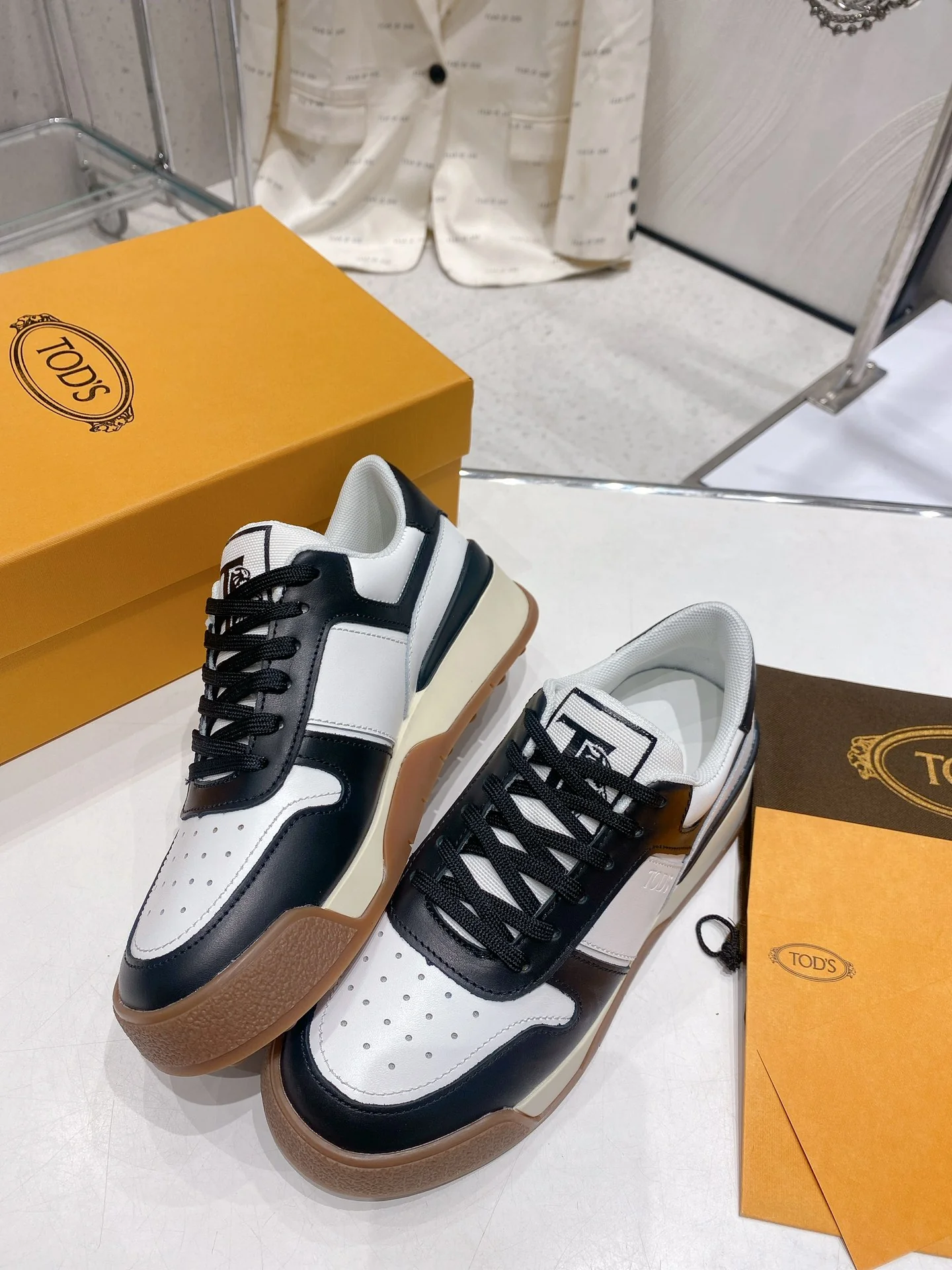 Весенняя коллекция Tods 2023 — Повседневная обувь — Парная модель — Коричневая подошва с черной отделкой