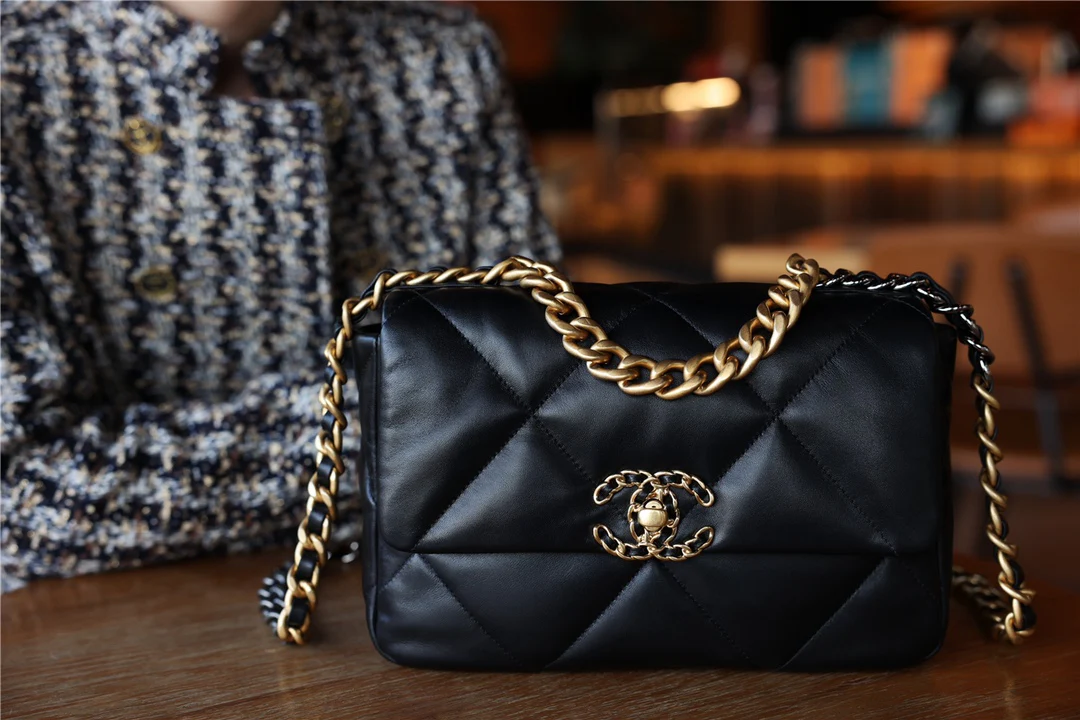 Сумка Chanel 19 — черная с золотой фурнитурой — маленькая
