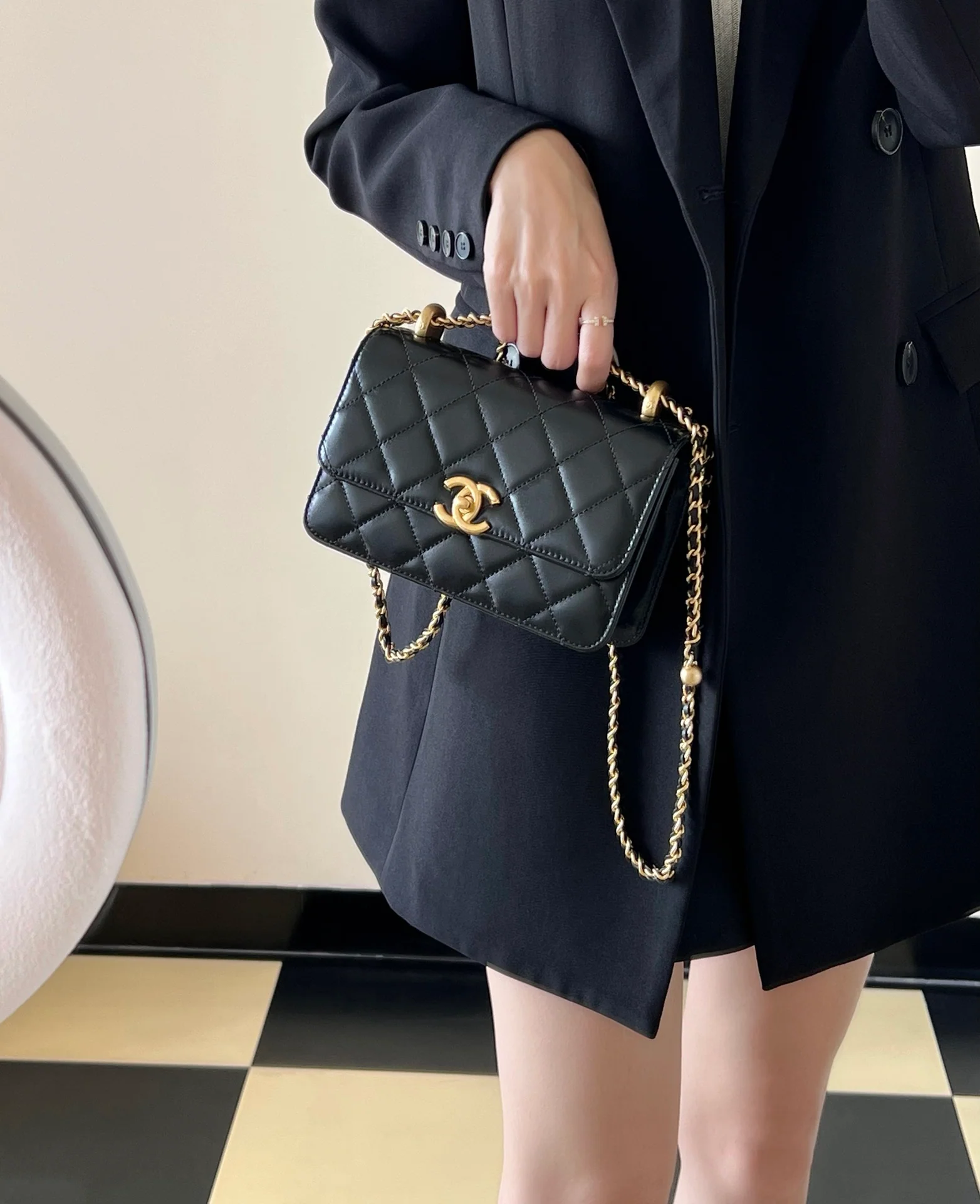 Маленькая черная сумка Chanel 24c с двойным золотым бисером и клапаном.