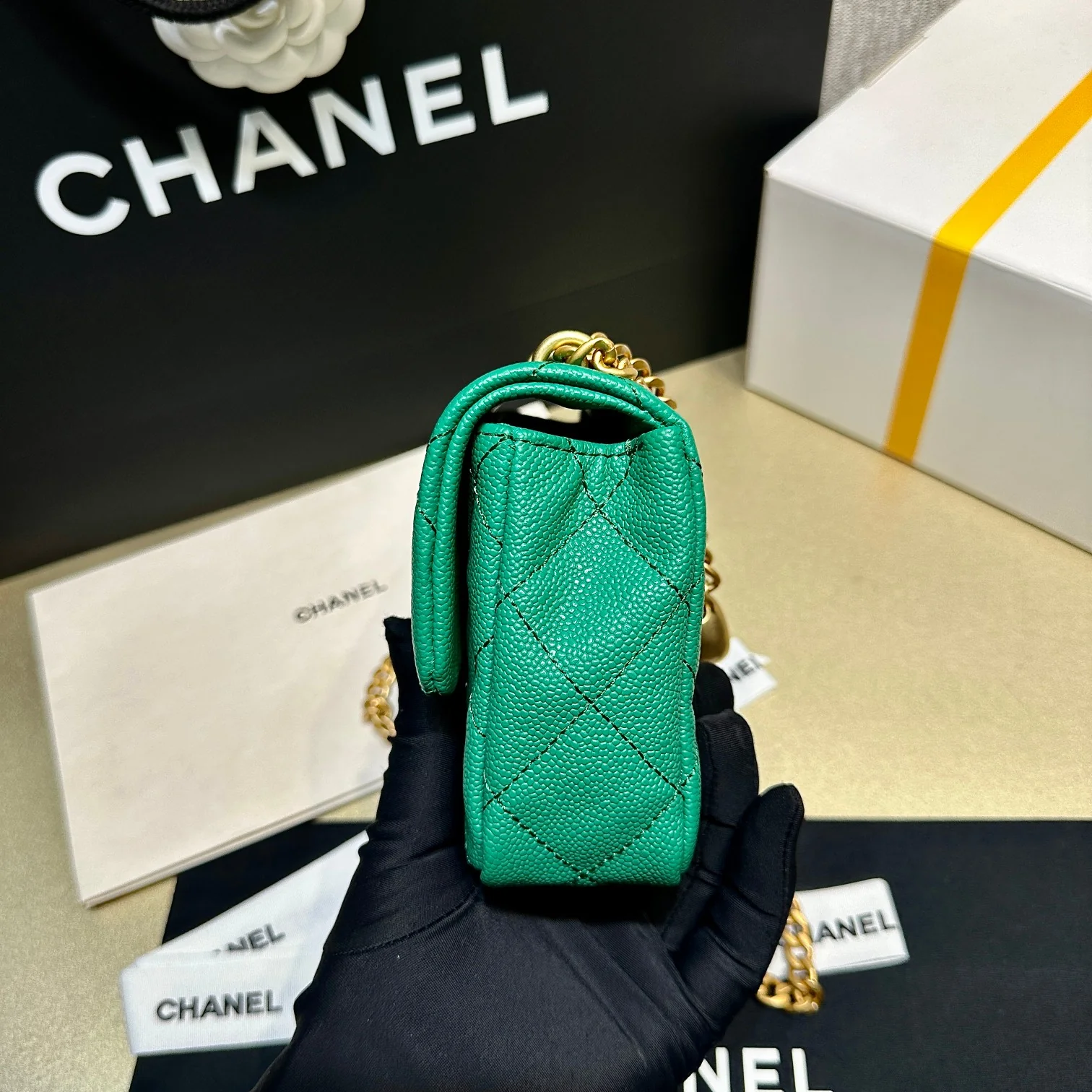 Новинка коллекции Chanel Весна/Лето 2023 - Сумка CF в форме сердца с регулируемой пряжкой и цепочкой - Телячья кожа с текстурой 