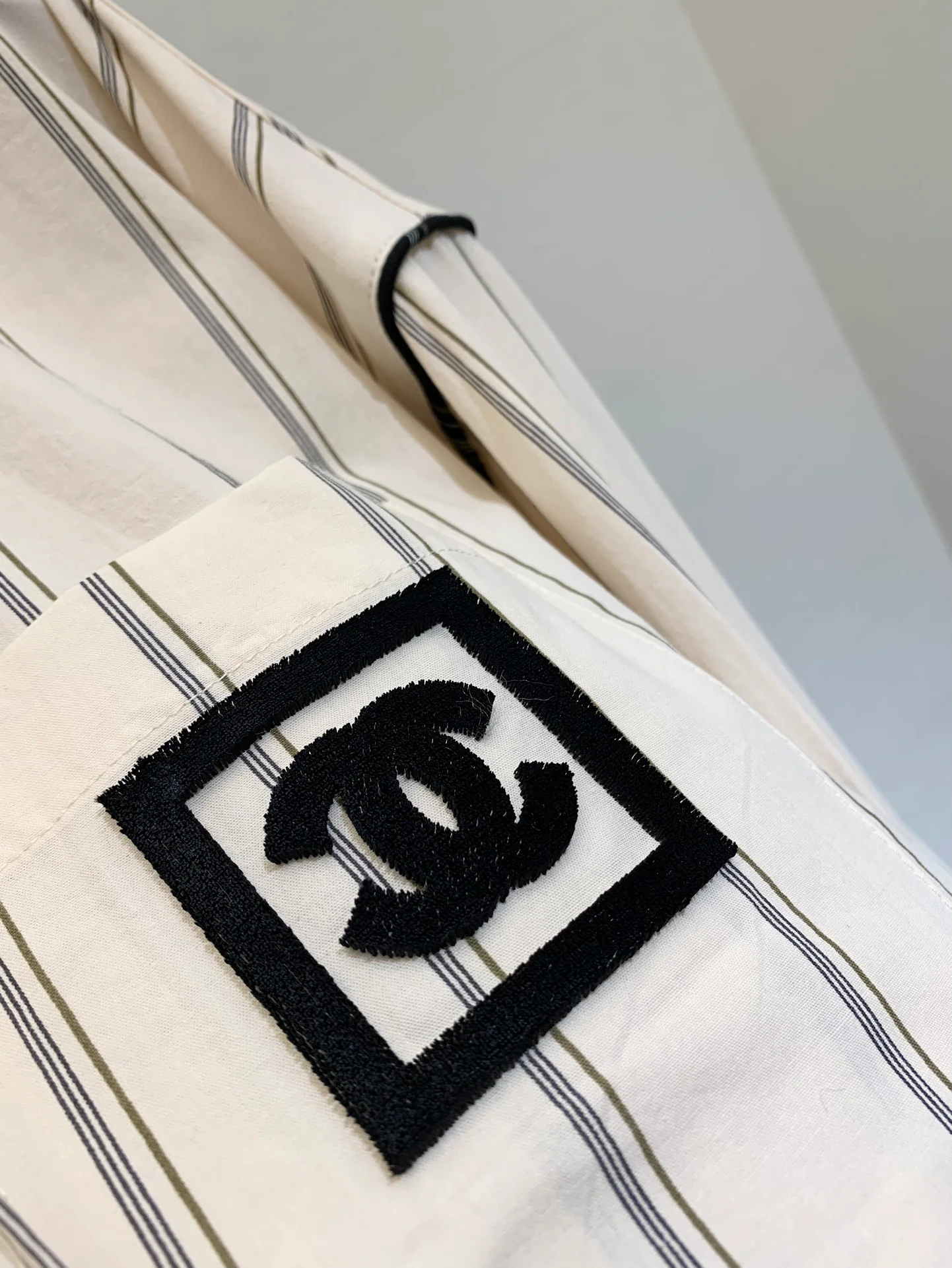 Новая полосатая толстовка с капюшоном Chanel 2403 Весна/Лето - белая