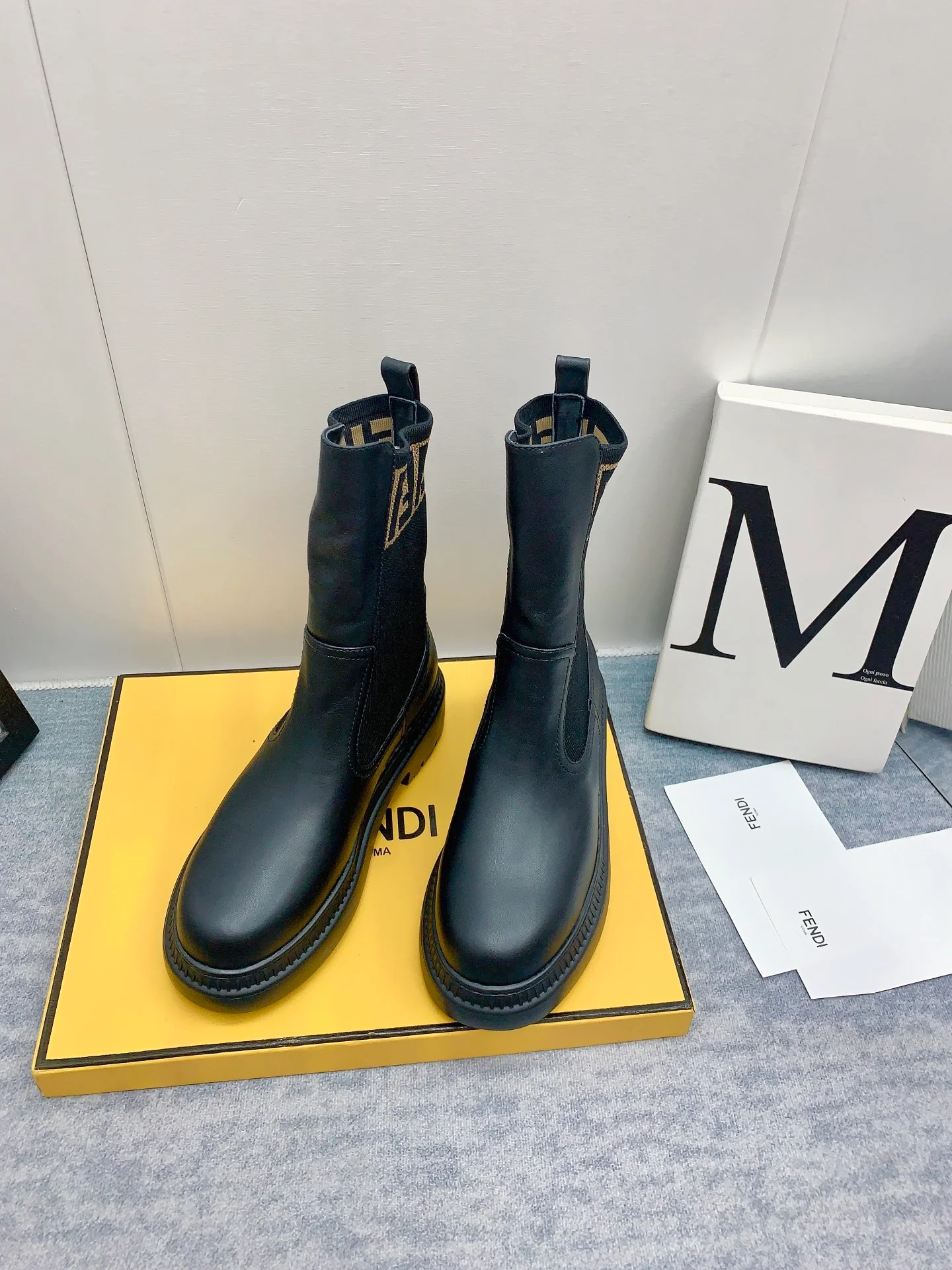 Новинка сезона осень/зима 2023 от Fendi - Ботильоны с монограммой - Черные