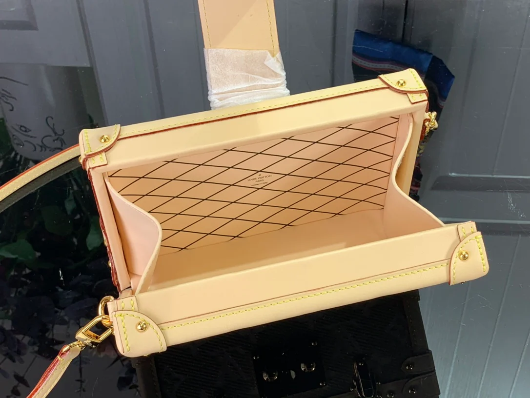 m22882-LV-petite-malle handbag