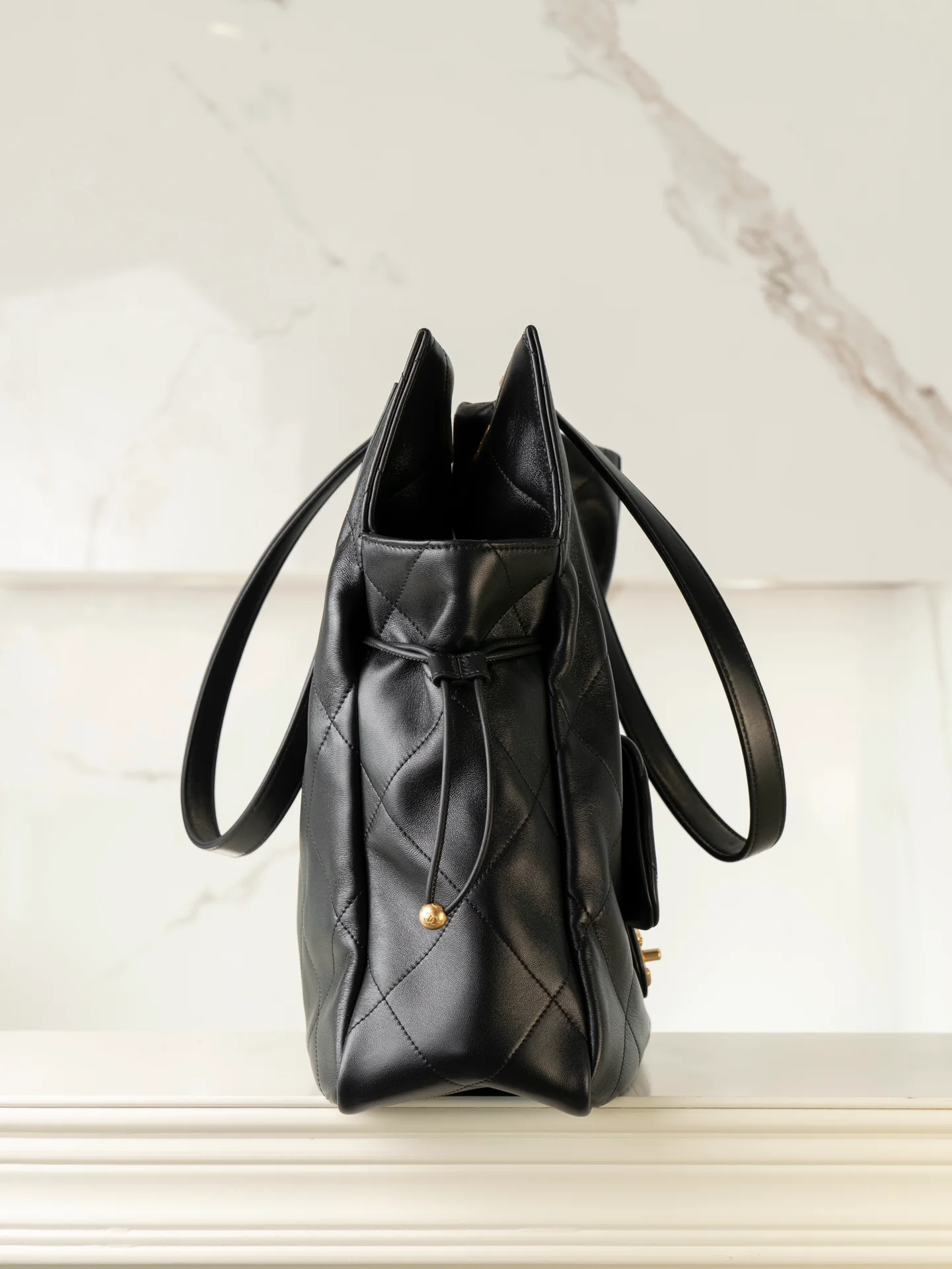 Большая сумка-шоппер Chanel 25c, черно-золотая.