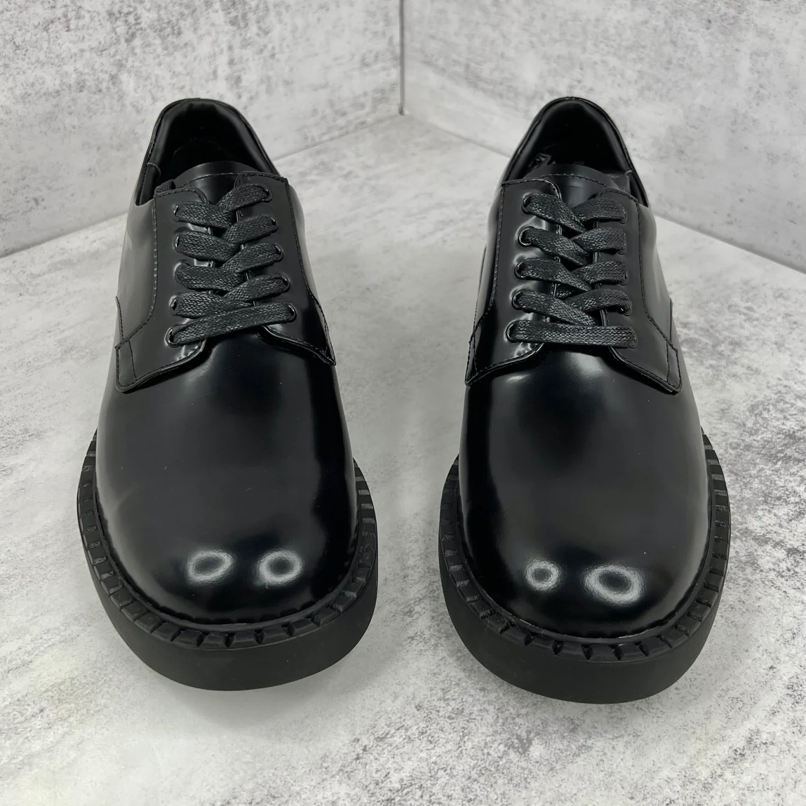 Prada - Новинка начала осени 2022 года - Повседневные лоферы с треугольным логотипом